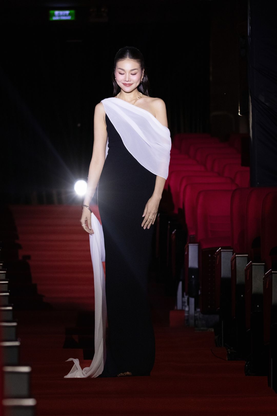 Thanh Hằng diện trang sức hàng chục tỷ đồng của Cartier ra mắt phim Mesdames Thanh Sắc插图