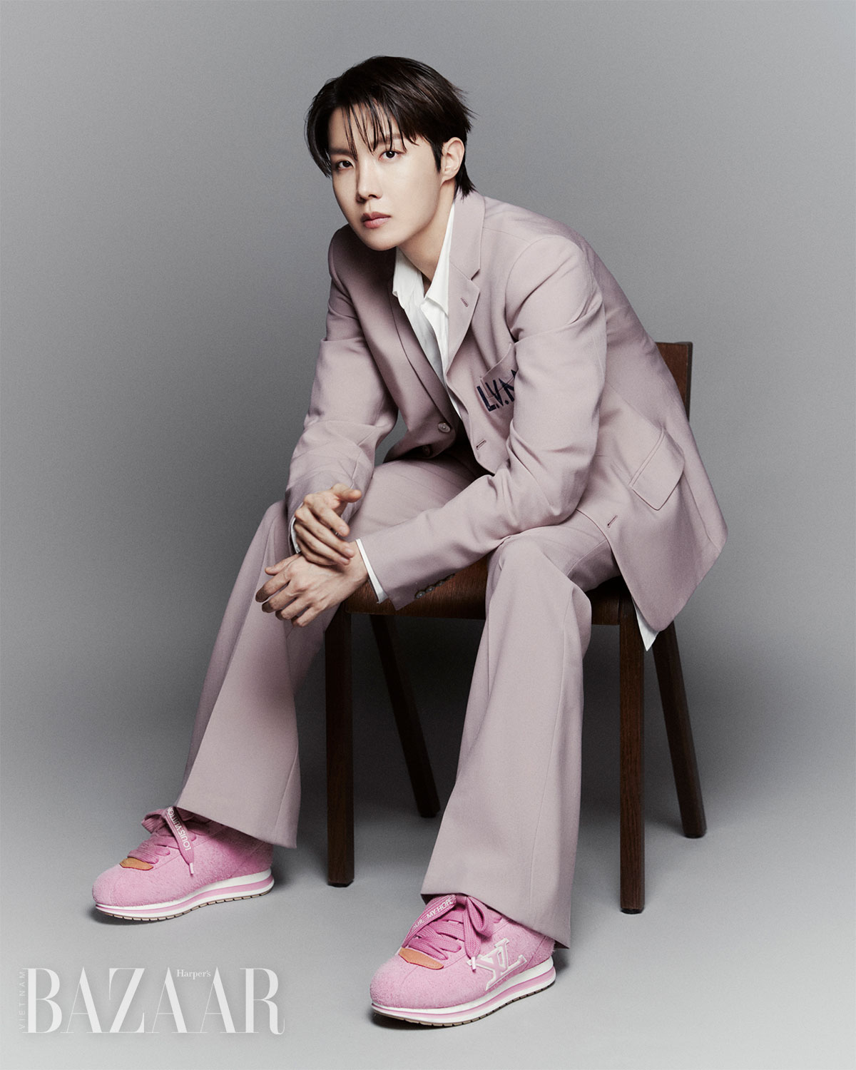 Louis Vuitton bắt tay j-hope ra mắt giày thể thao màu hồng插图3
