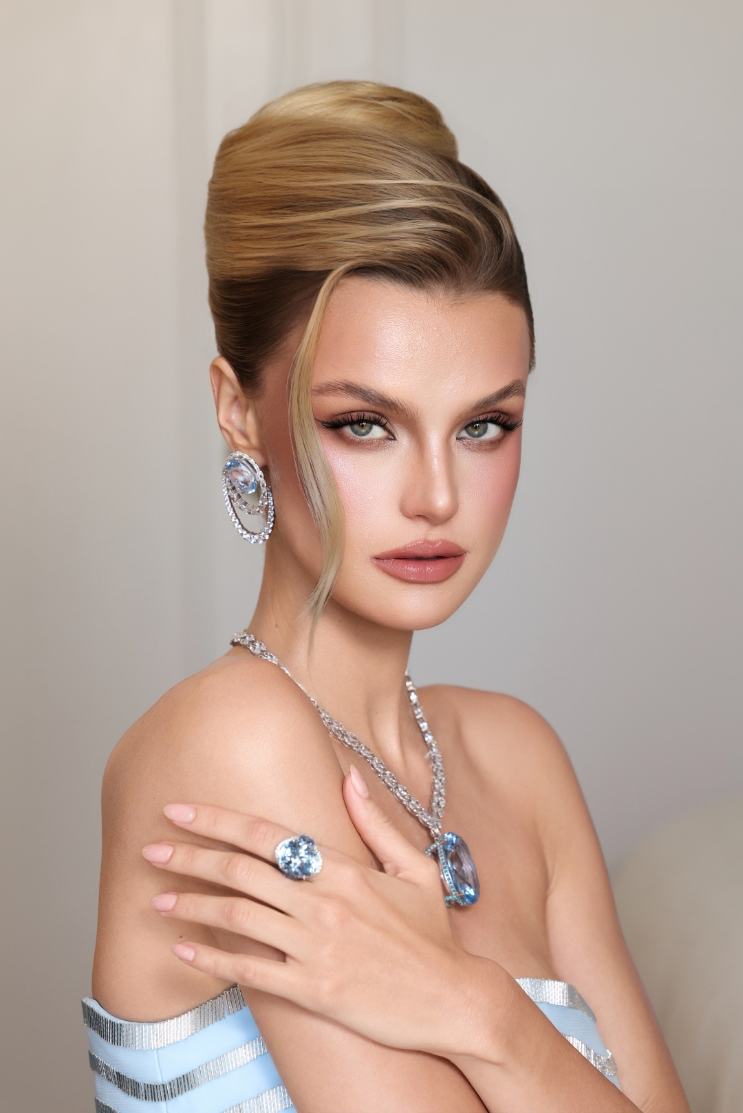 Quân Nguyễn – Pu Lê lăng-xê xu hướng makeup Old Hollywood tại LHP Cannes插图2