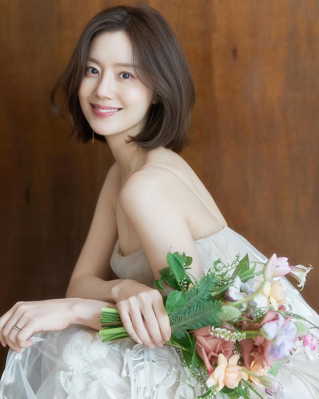 Moon Chae Won đăng ảnh váy cưới trước ngày trọng đại插图2