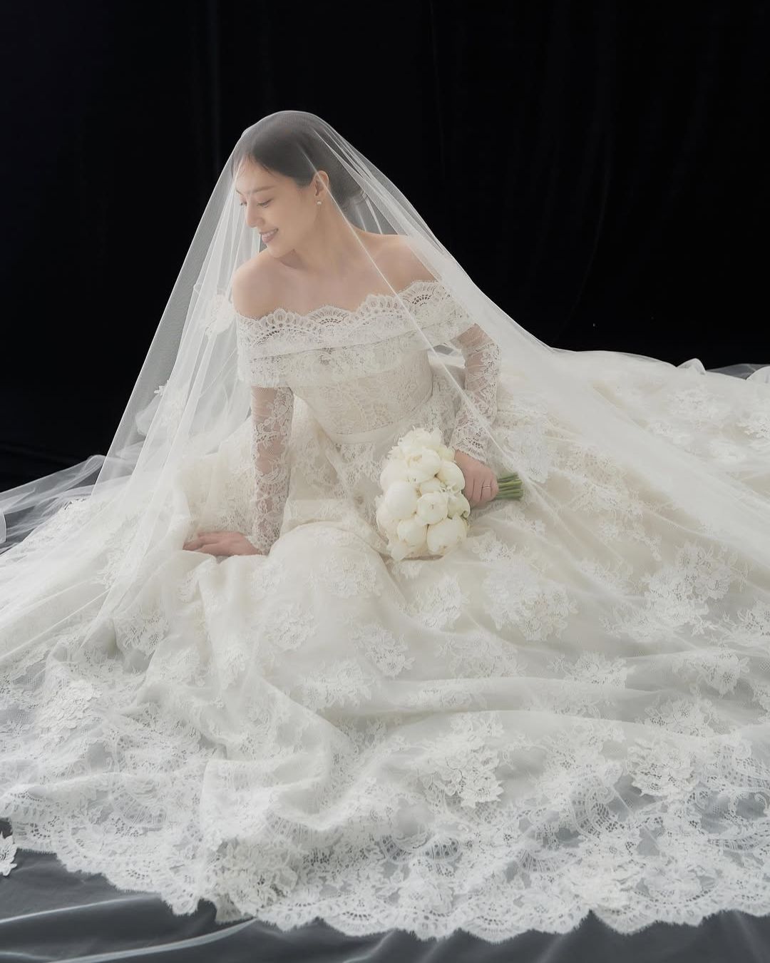 Moon Chae Won đăng ảnh váy cưới trước ngày trọng đại插图