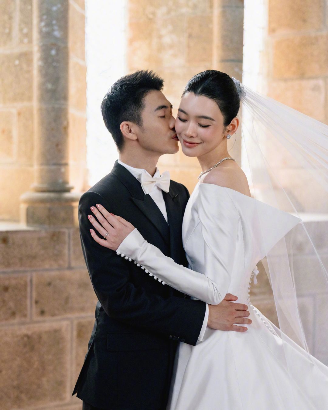 Hề Mộng Dao diện váy cưới haute couture may đo riêng đầu tiên dưới thời Jonathan Anderson tại Dior插图5