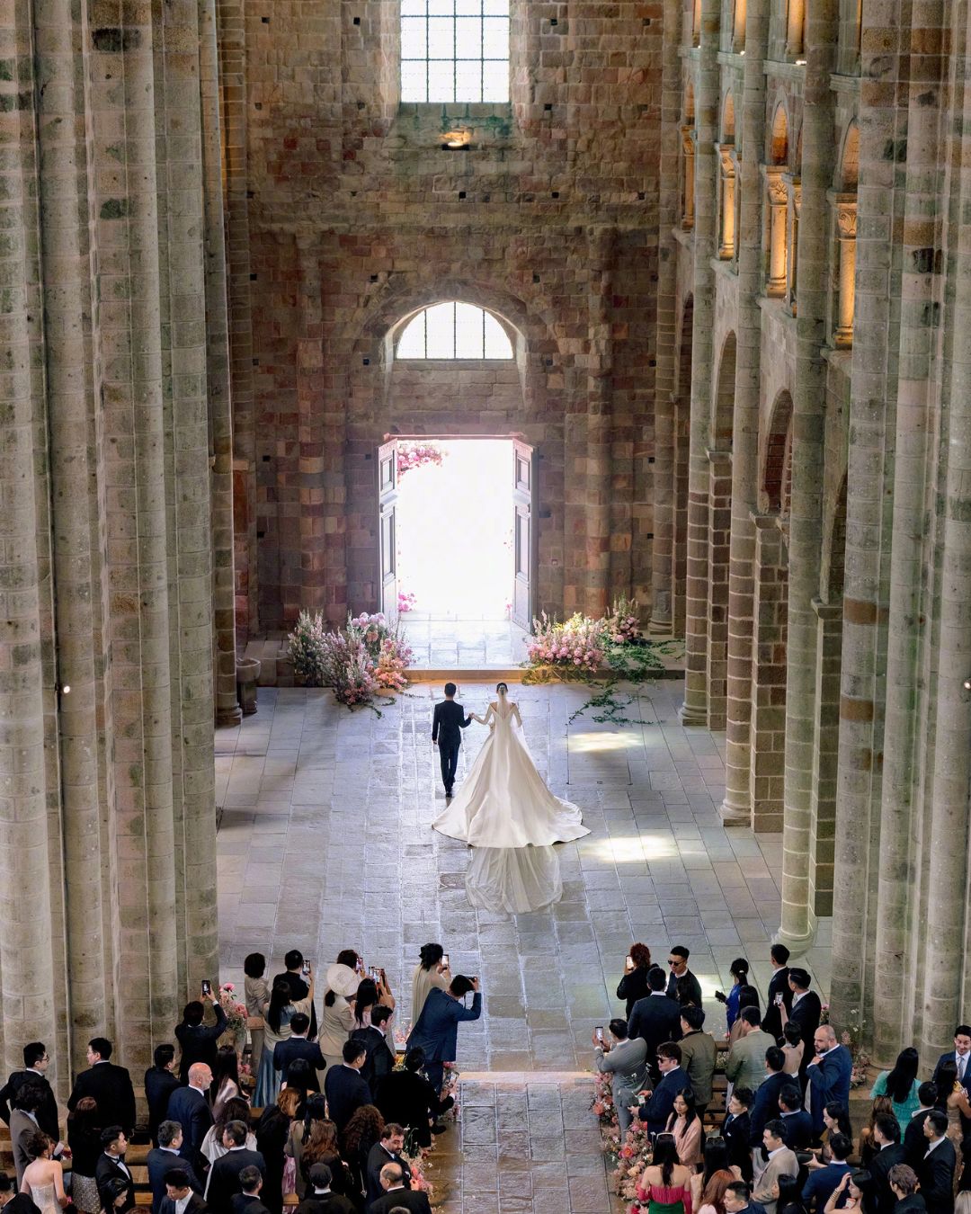 Hề Mộng Dao diện váy cưới haute couture may đo riêng đầu tiên dưới thời Jonathan Anderson tại Dior插图3