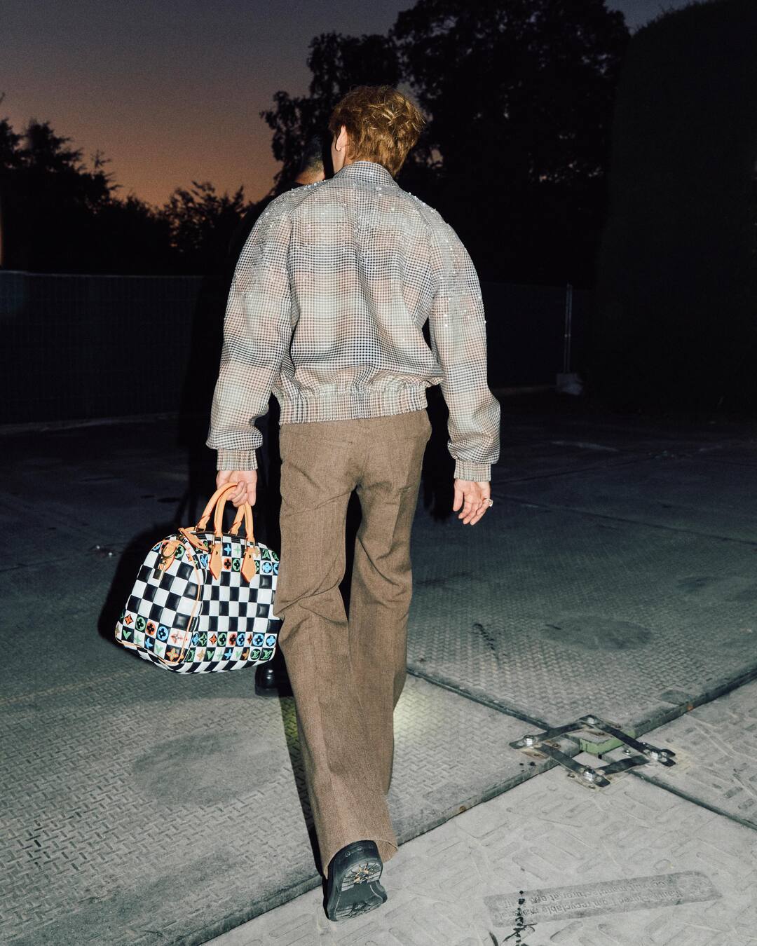 bzvn-louis-vuitton-men-xuan-he-2027-tui-xach-front-row-bambam00001