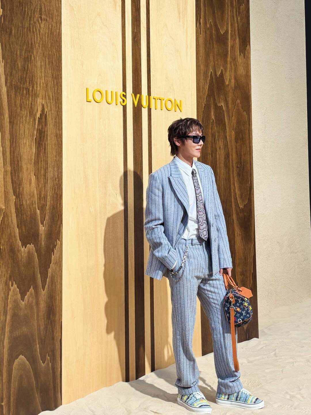 bzvn-louis-vuitton-men-xuan-he-2027-tui-xach-front-row-j-hope00001