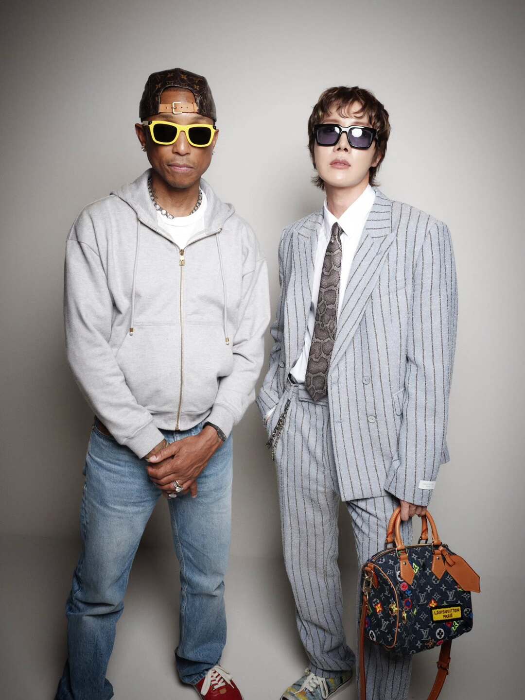 bzvn-louis-vuitton-men-xuan-he-2027-tui-xach-front-row-j-hope00002