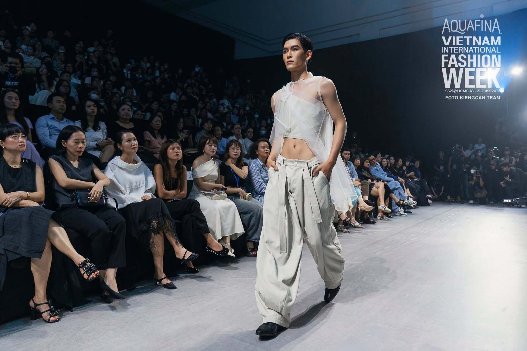 bzvn-moi-dien-aquafina-vietnam-international-fashion-week-2026-avifw-toc-tien00004
