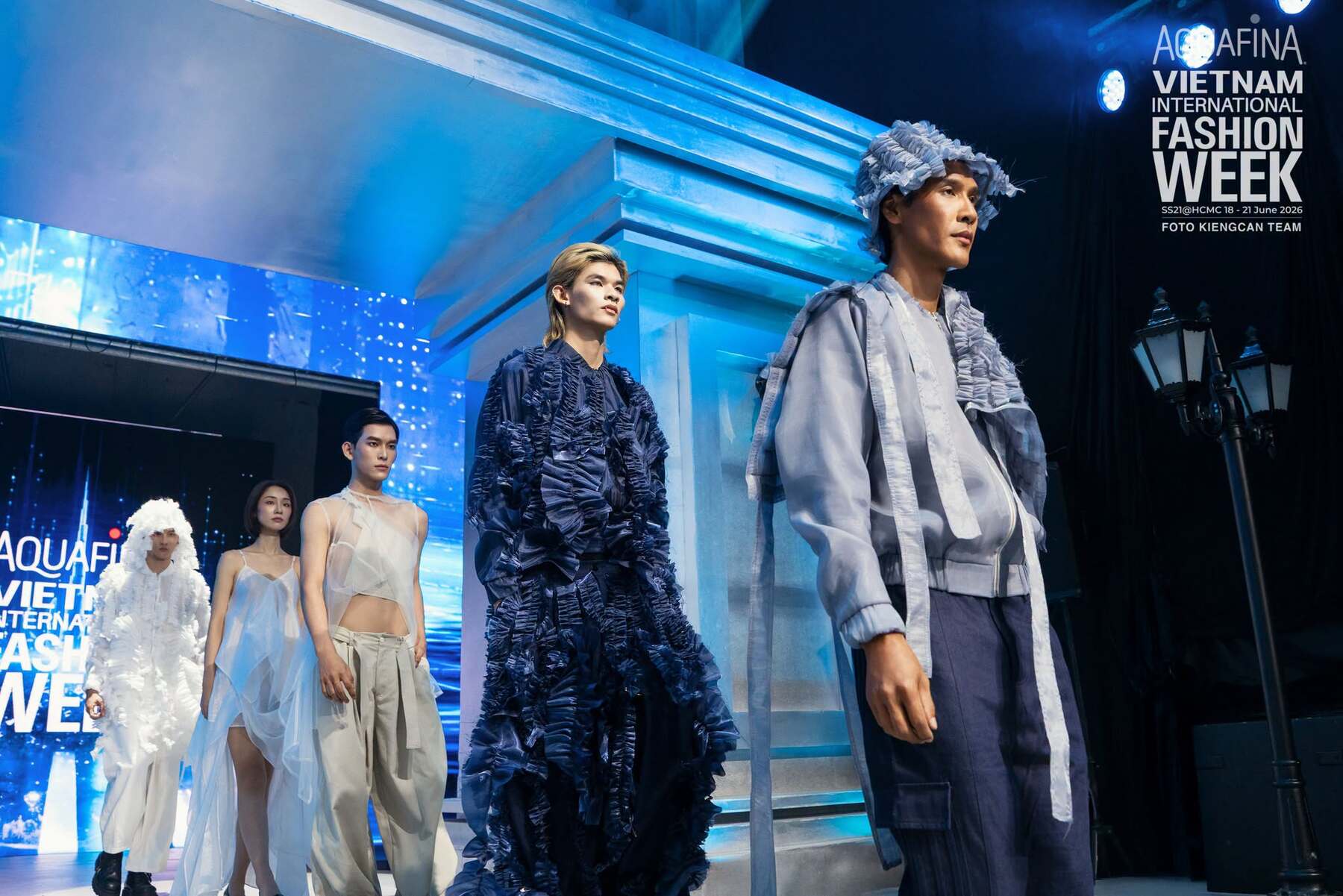 bzvn-moi-dien-aquafina-vietnam-international-fashion-week-2026-avifw-toc-tien00008