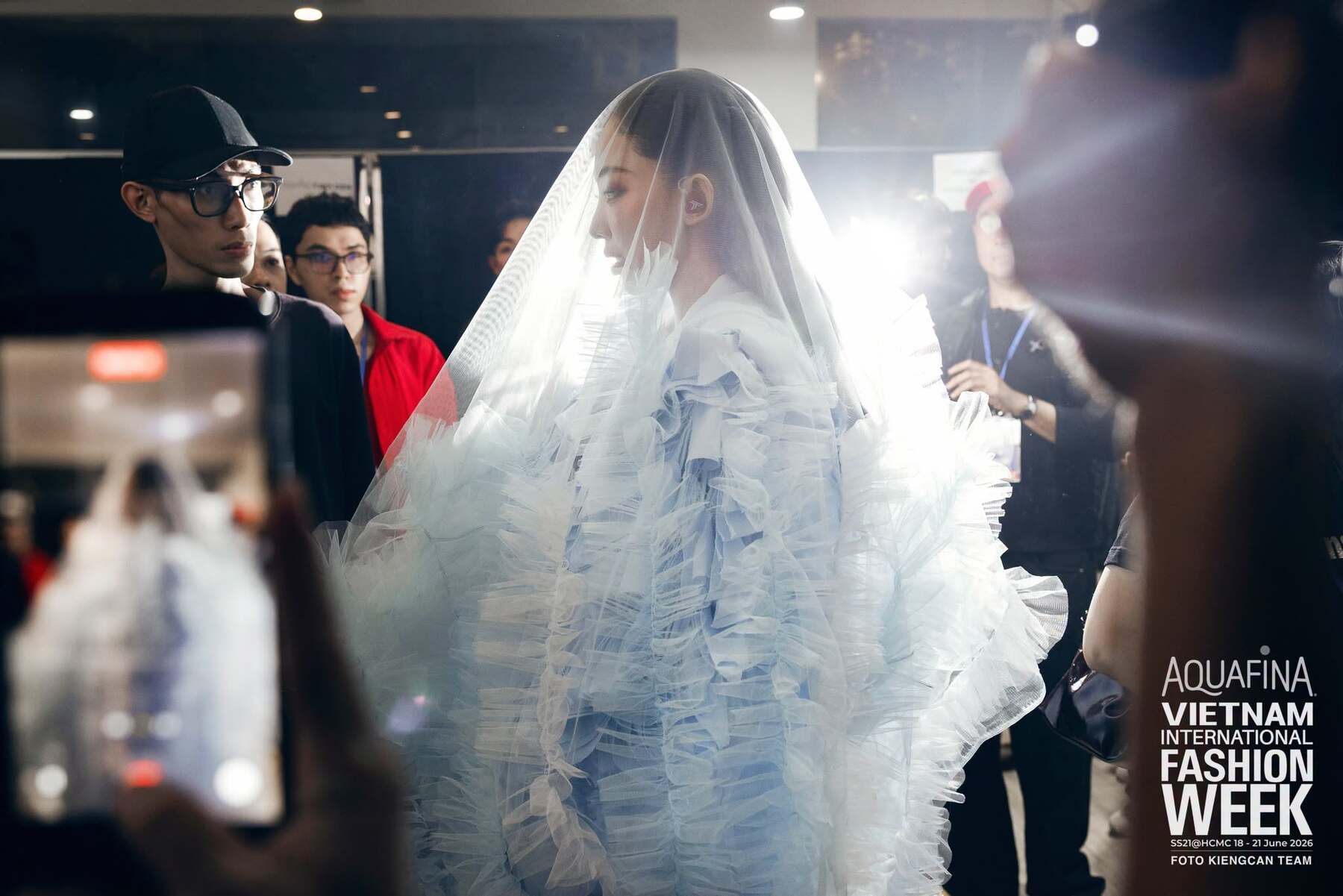 bzvn-moi-dien-aquafina-vietnam-international-fashion-week-2026-avifw-toc-tien00009
