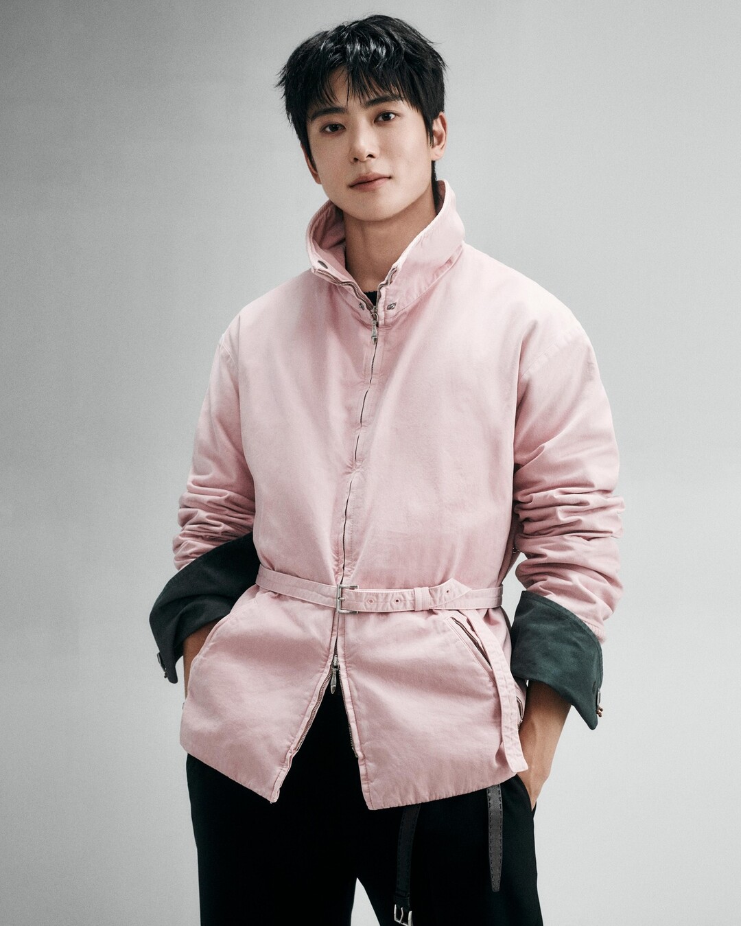bzvn-prada-men-xuan-he-2027-front-row-jaehyun-hua-quang-han-pond-naravit00003