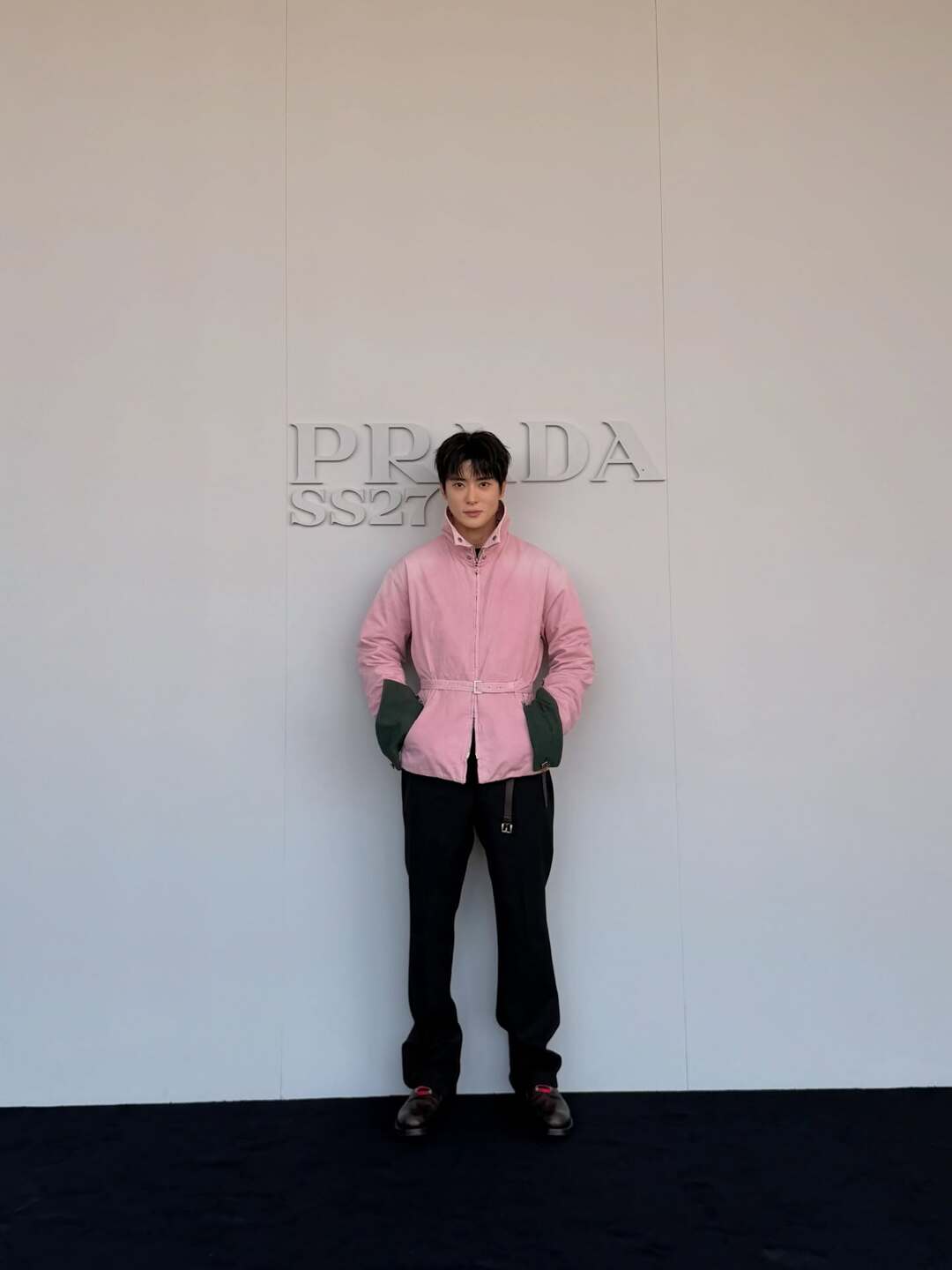 bzvn-prada-men-xuan-he-2027-front-row-jaehyun-hua-quang-han-pond-naravit00007