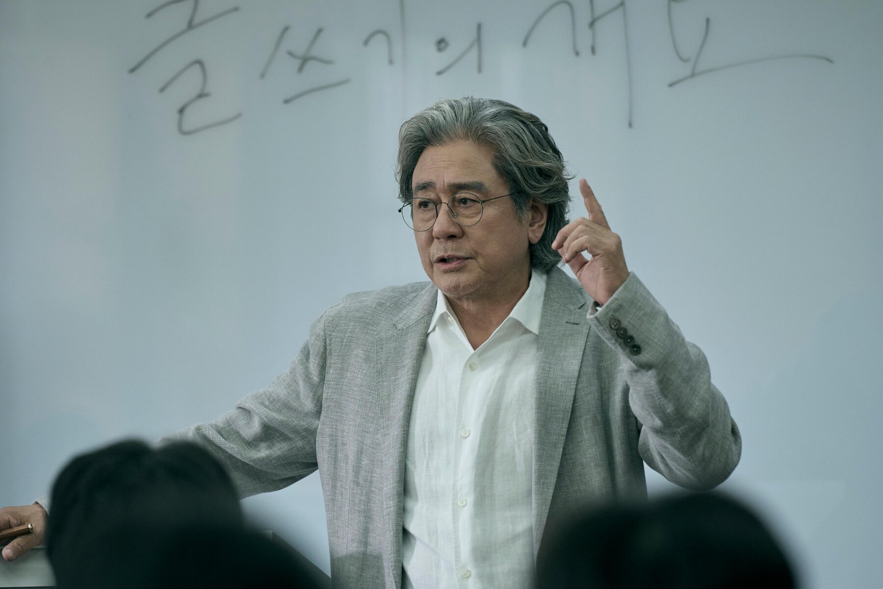 bzvn-review-notes-from-the-last-row-nhung-ghi-chu-o-hang-cuoi-2026-netflix-choi-hyun-wook-choi-min-sik00001