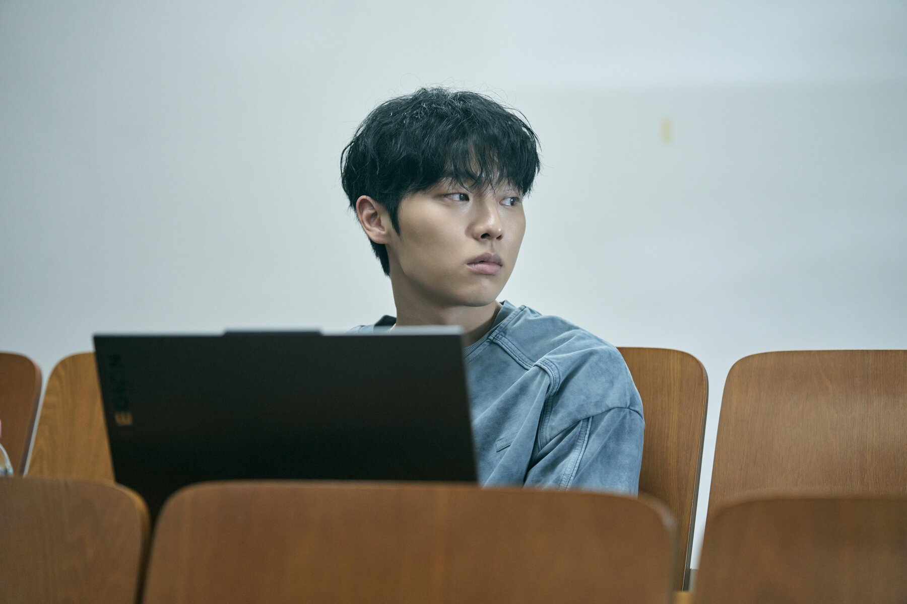 bzvn-review-notes-from-the-last-row-nhung-ghi-chu-o-hang-cuoi-2026-netflix-choi-hyun-wook-choi-min-sik00002