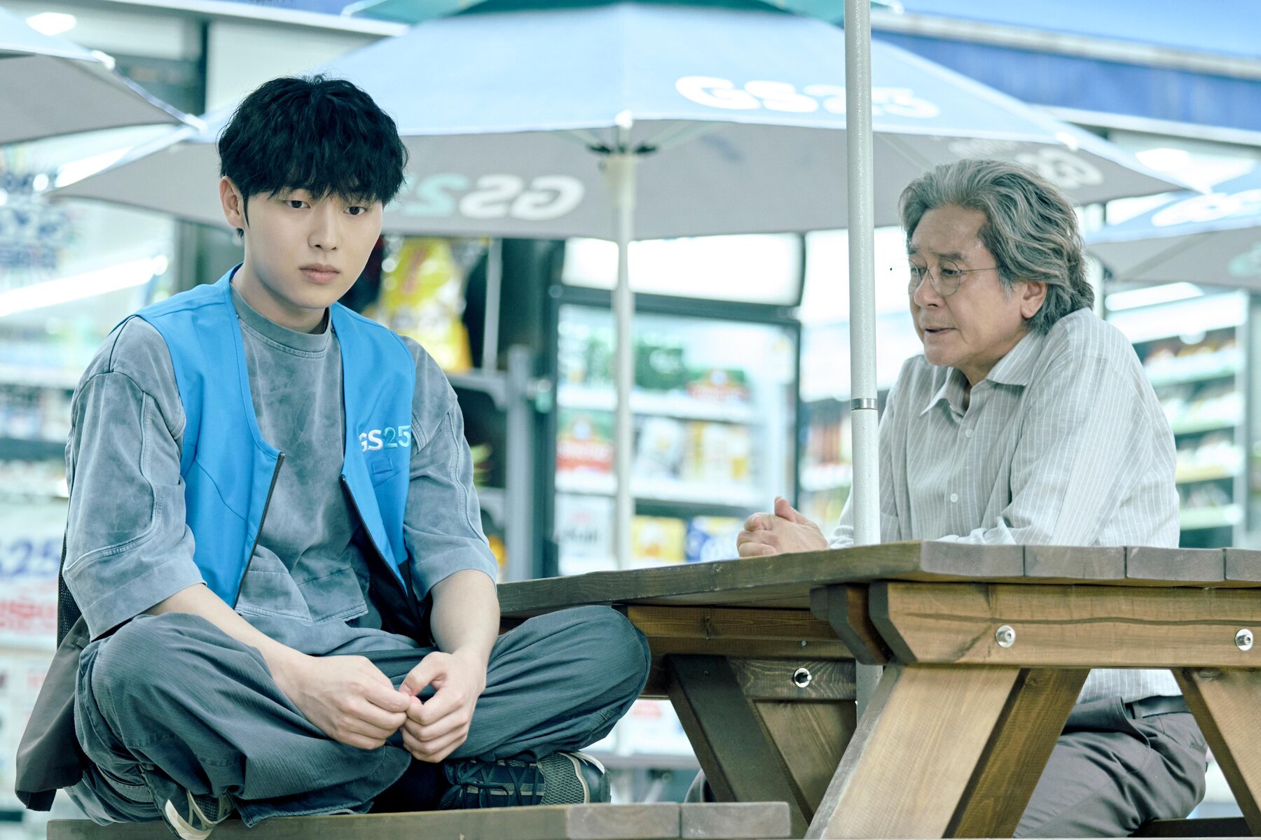 bzvn-review-notes-from-the-last-row-nhung-ghi-chu-o-hang-cuoi-2026-netflix-choi-hyun-wook-choi-min-sik00005