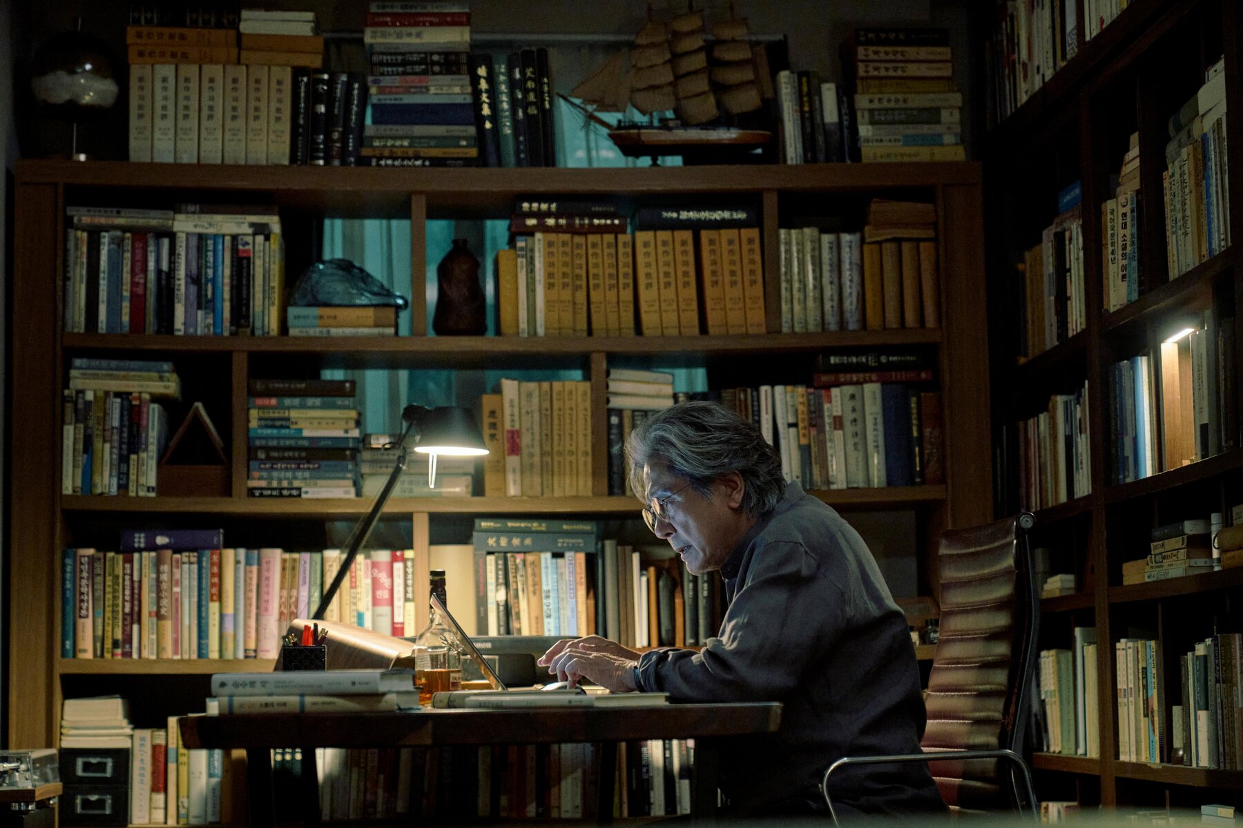bzvn-review-notes-from-the-last-row-nhung-ghi-chu-o-hang-cuoi-2026-netflix-choi-hyun-wook-choi-min-sik00009
