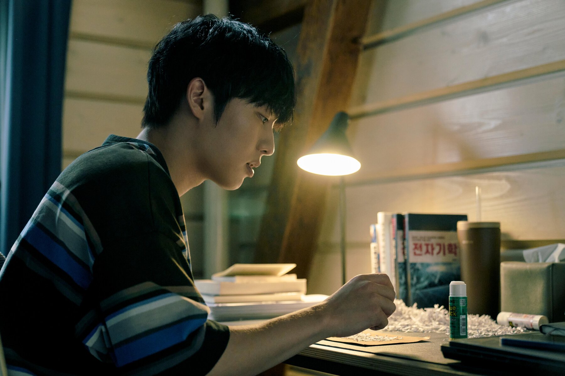 bzvn-review-nobzvn-review-notes-from-the-last-row-nhung-ghi-chu-o-hang-cuoi-2026-netflix-choi-hyun-wook-choi-min-sik00003tes-from-the-last-row-nhung-ghi-chu-o-hang-cuoi-2026-netflix-choi-hyun-wook-choi-min-sik00011