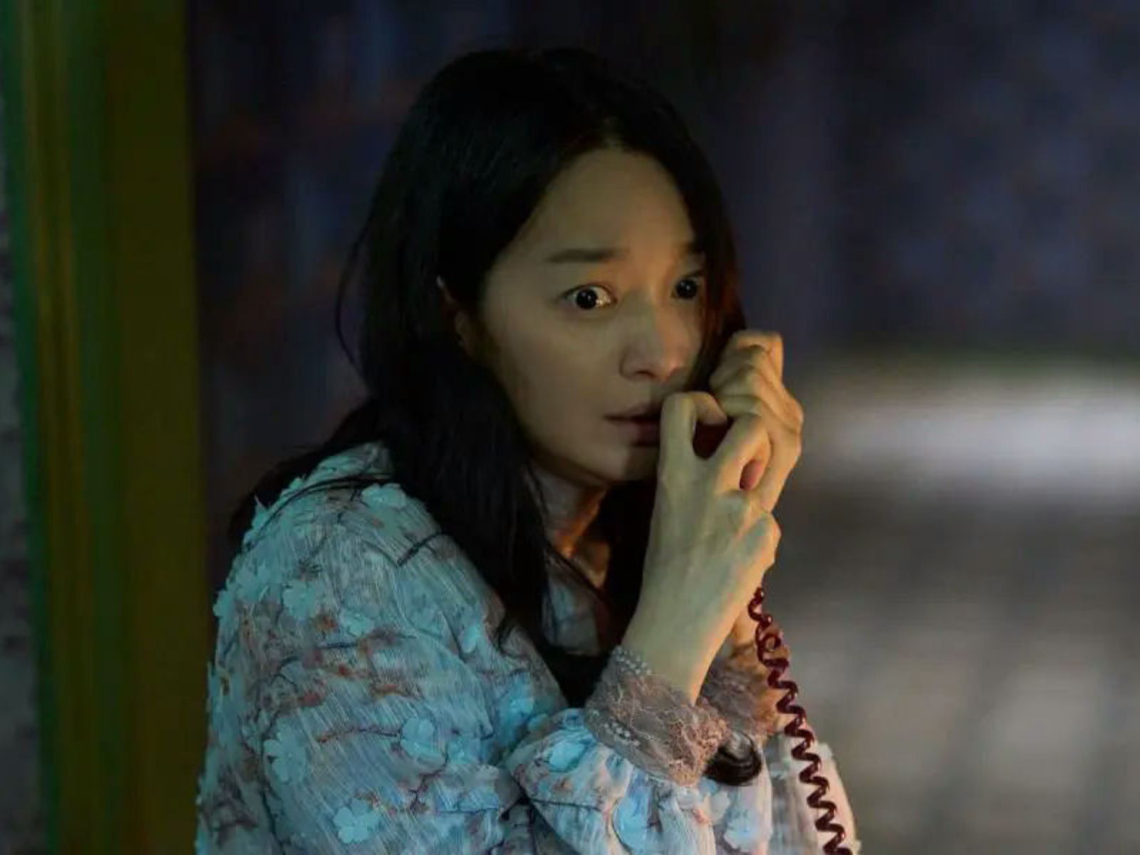 Shin Min Ah một mình đóng hai vai trong phim kinh dị The Eyes插图5