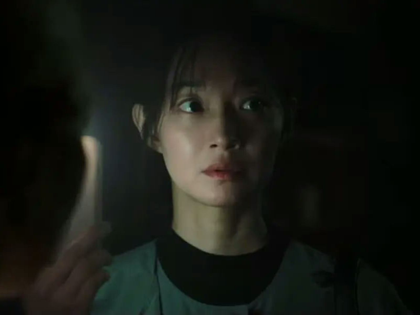 Shin Min Ah một mình đóng hai vai trong phim kinh dị The Eyes插图2