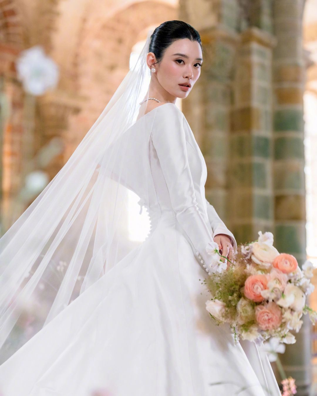 Hề Mộng Dao diện váy cưới haute couture may đo riêng đầu tiên dưới thời Jonathan Anderson tại Dior插图4