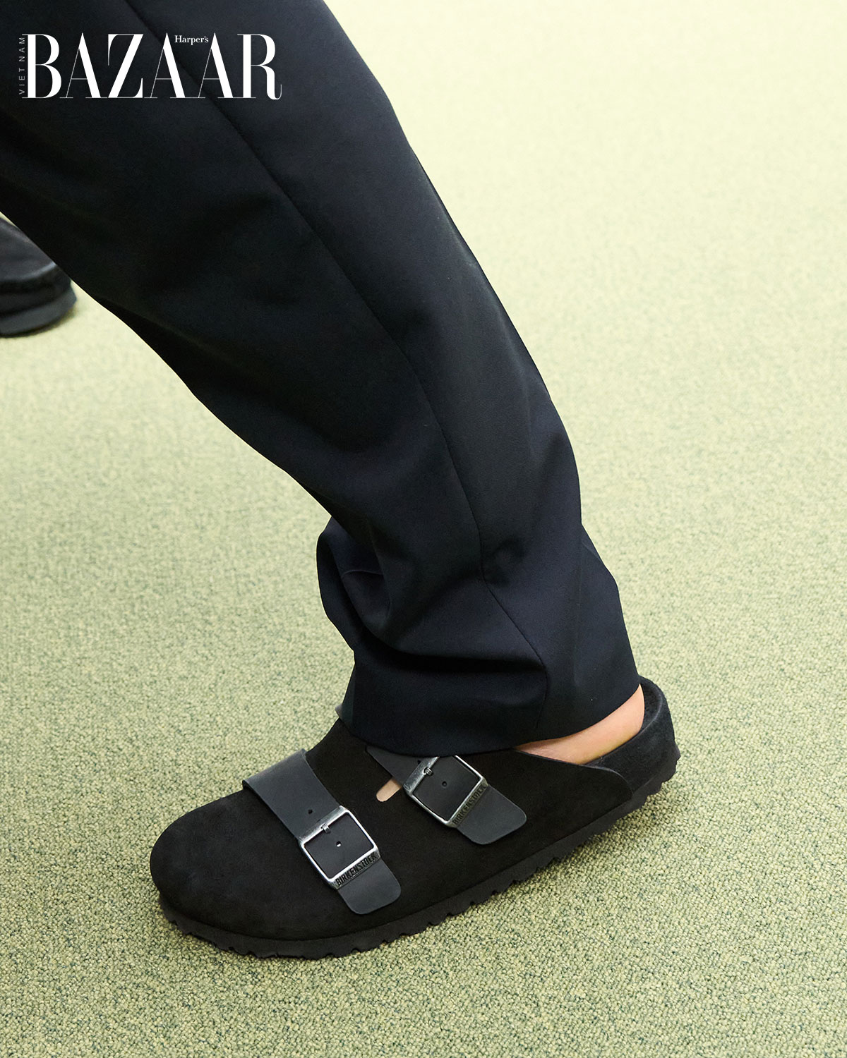 Sacai bắt tay Birkenstock tạo ra đôi dép xấu lạ mà thời thượng插图2