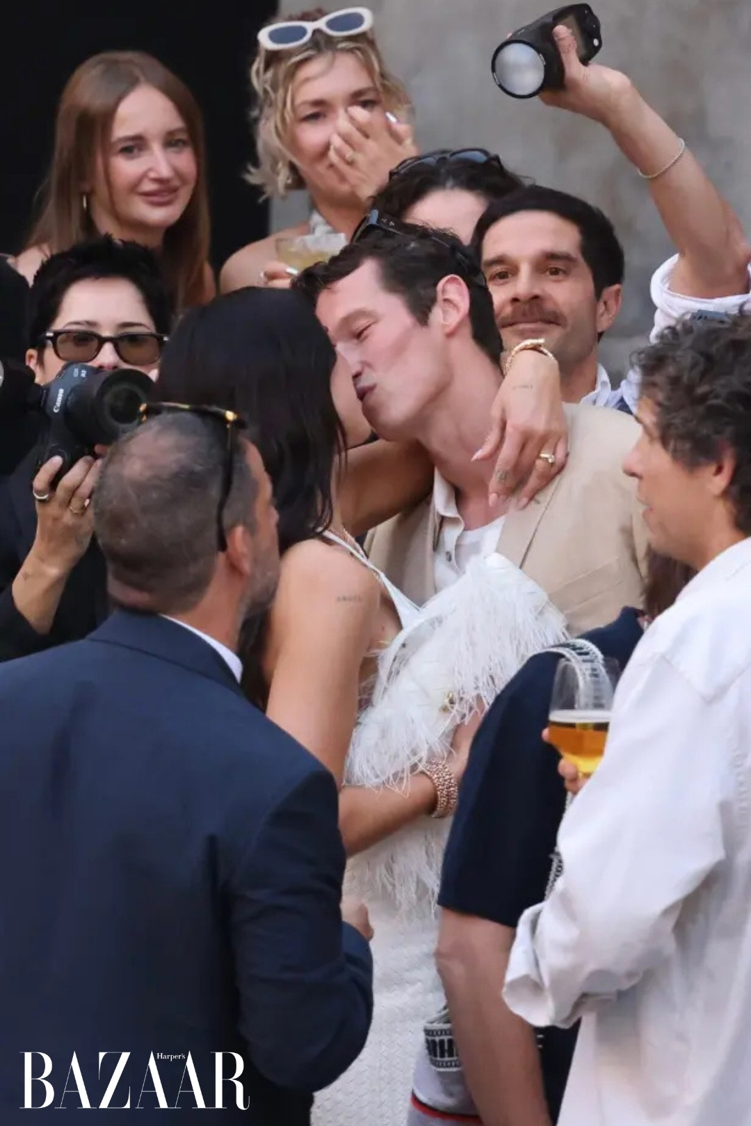 Dua Lipa mặc váy lông vũ khiêu vũ cùng chồng Callum Turner插图3