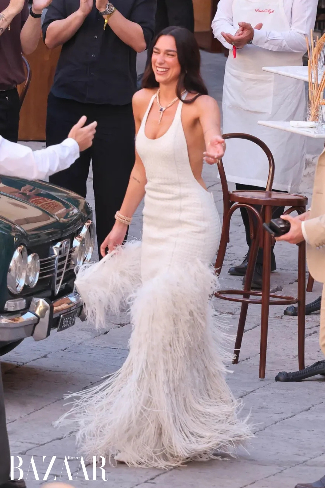 Dua Lipa mặc váy lông vũ khiêu vũ cùng chồng Callum Turner插图1