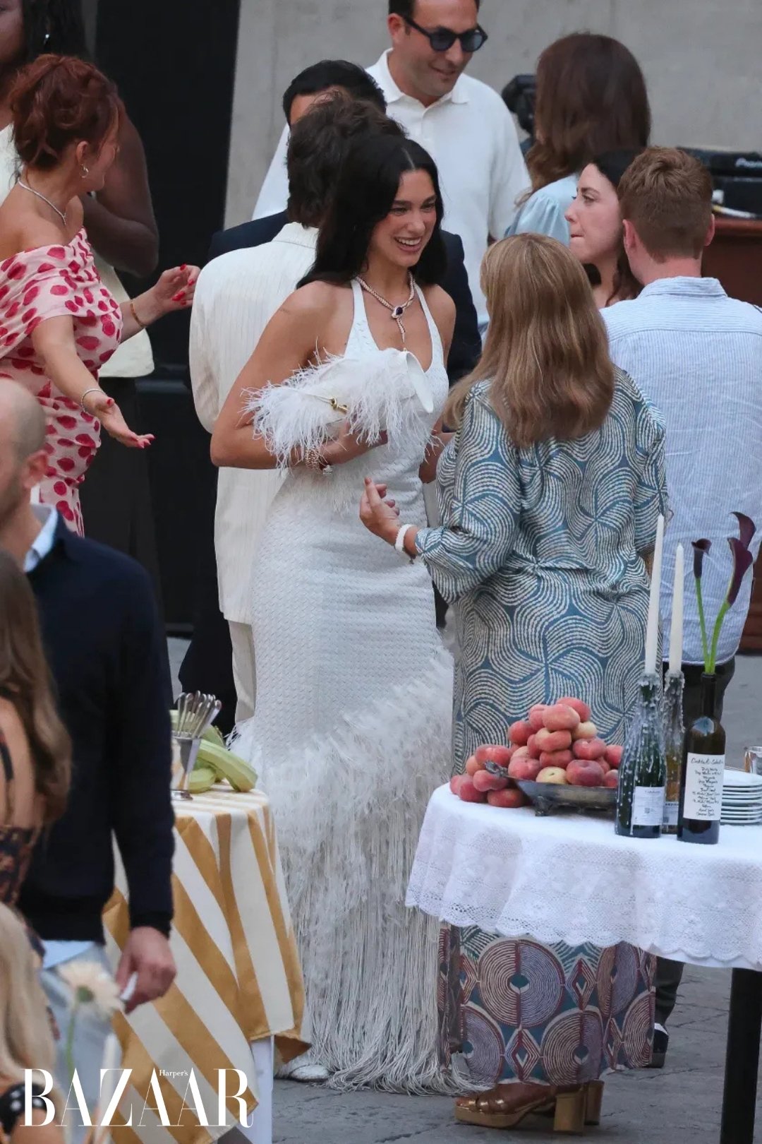 Dua Lipa mặc váy lông vũ khiêu vũ cùng chồng Callum Turner插图4