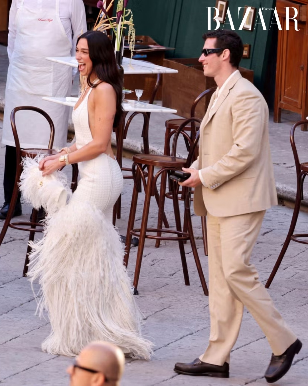 Dua Lipa mặc váy lông vũ khiêu vũ cùng chồng Callum Turner插图