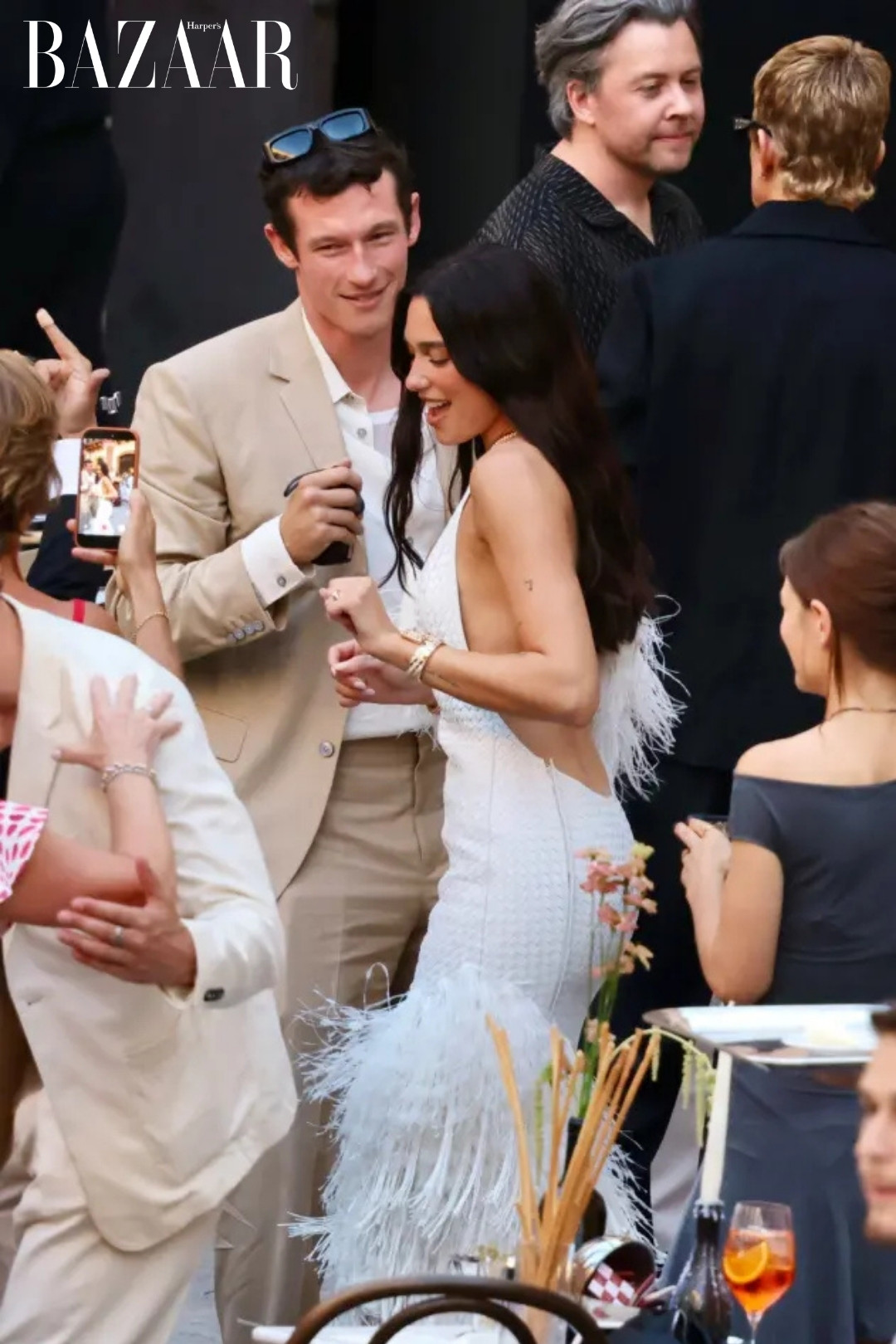 Dua Lipa mặc váy lông vũ khiêu vũ cùng chồng Callum Turner插图2