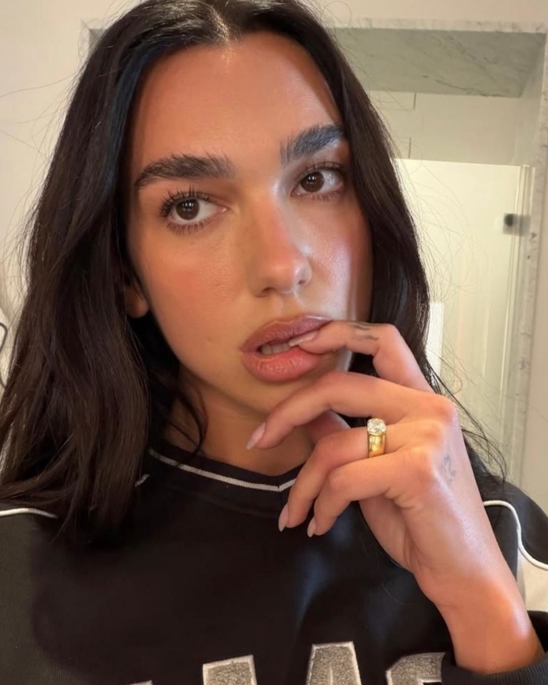 Dua Lipa và xu hướng nhẫn cưới chế tác riêng插图3
