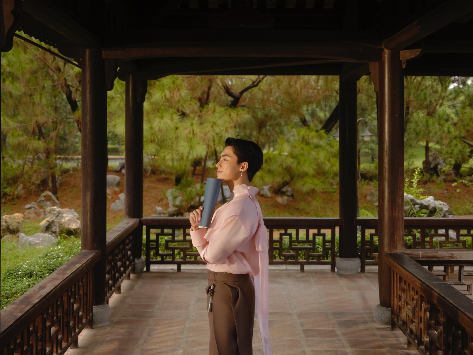 giai-ma-vu-tru-my-hoc-a-dong-cung-cong-tu-van-tho-mono