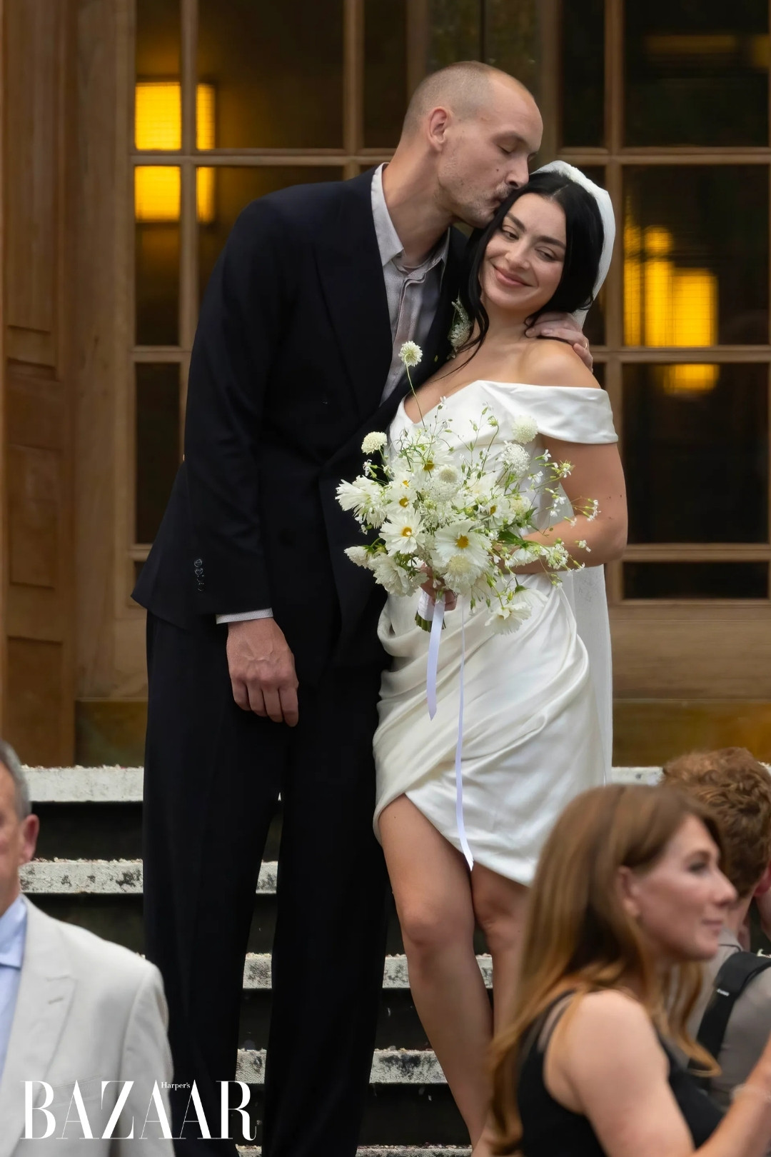 Town Hall Wedding là gì mà được Dua Lipa, Charli XCX lựa chọn?插图2