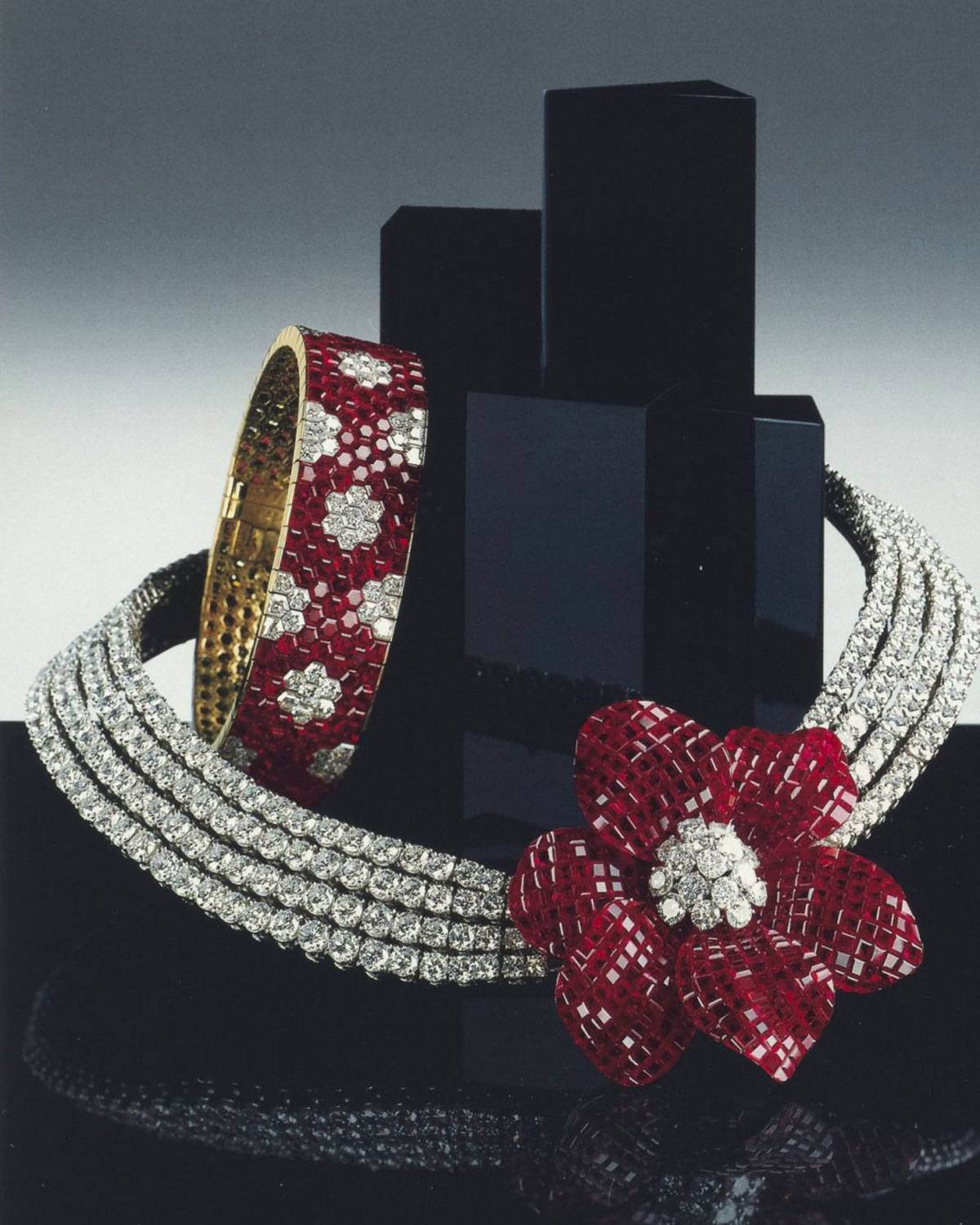 Kỹ thuật Mystery Set của Van Cleef & Arpels là gì mà thay đổi ngành chế tác trang sức?插图5