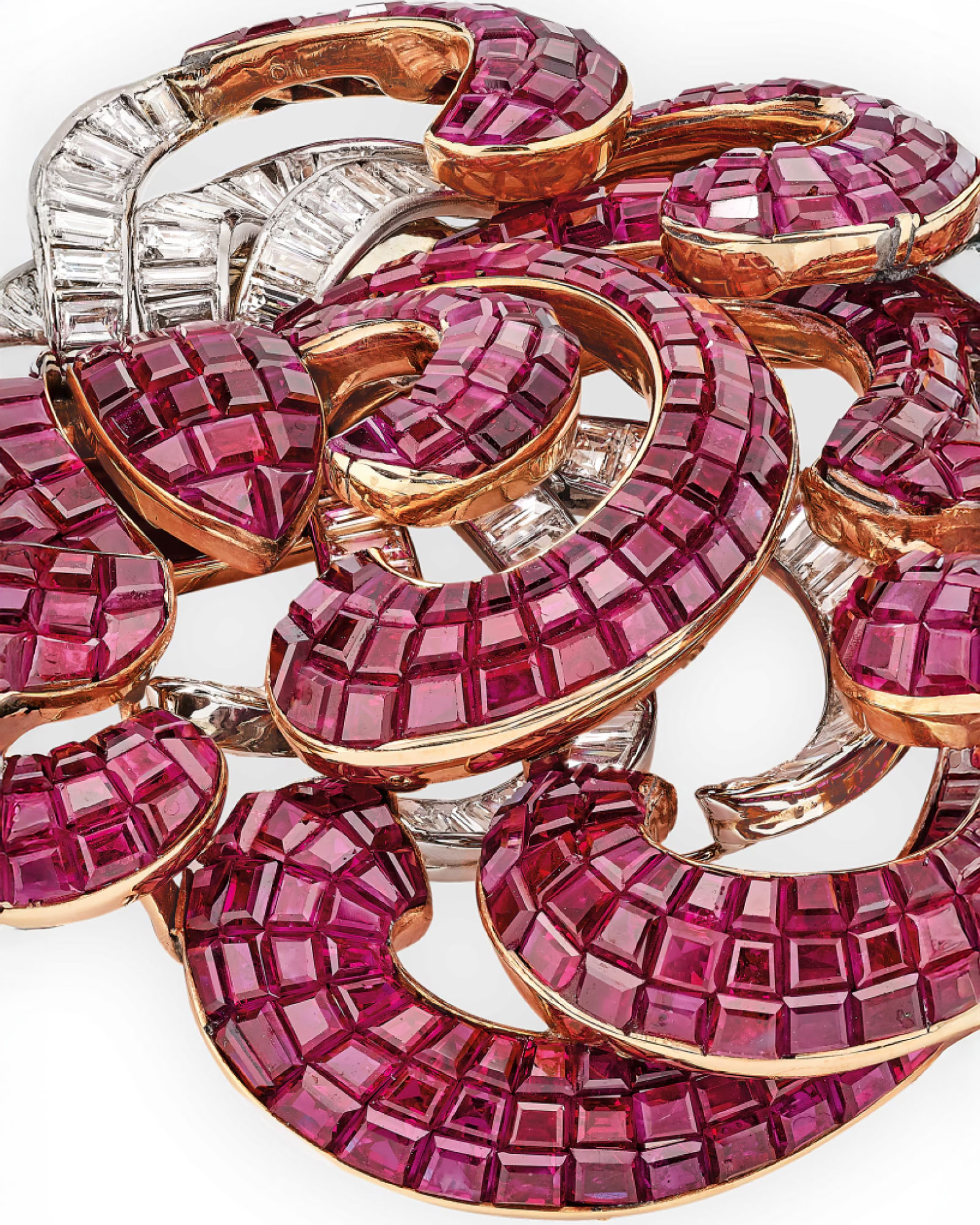 Kỹ thuật Mystery Set của Van Cleef & Arpels là gì mà thay đổi ngành chế tác trang sức?插图4