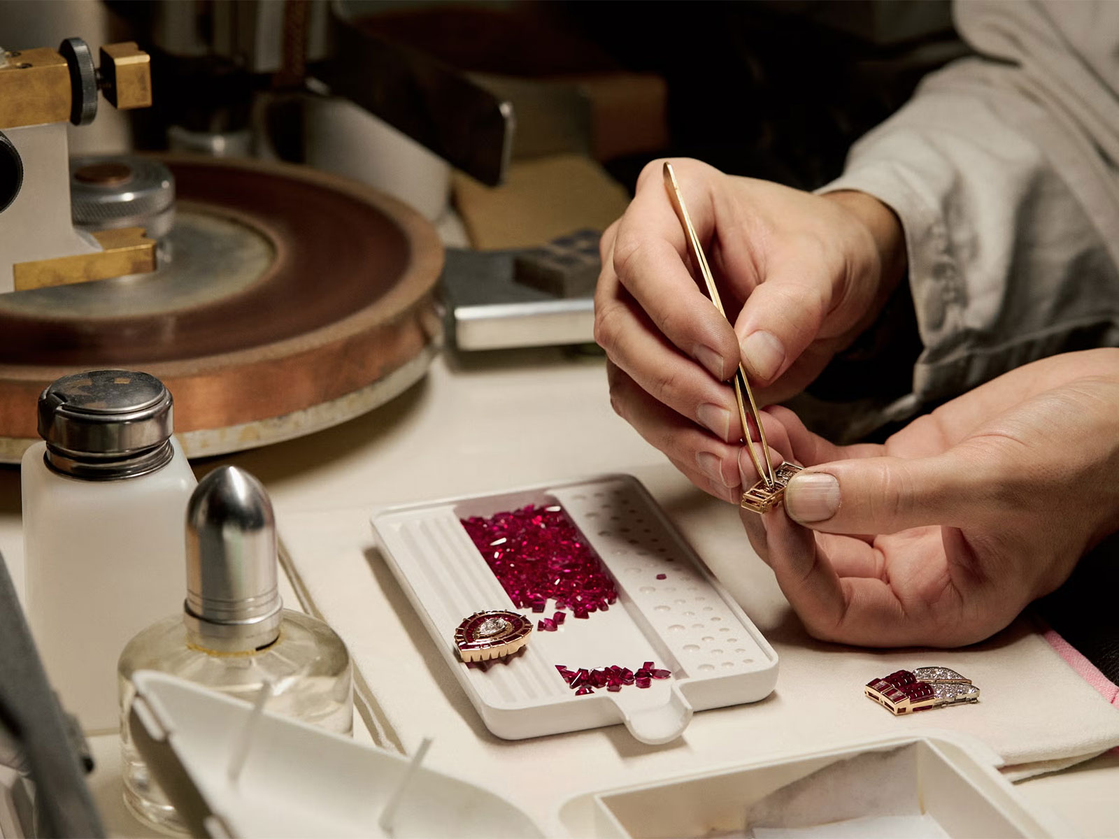 Kỹ thuật Mystery Set của Van Cleef & Arpels là gì mà thay đổi ngành chế tác trang sức?插图3