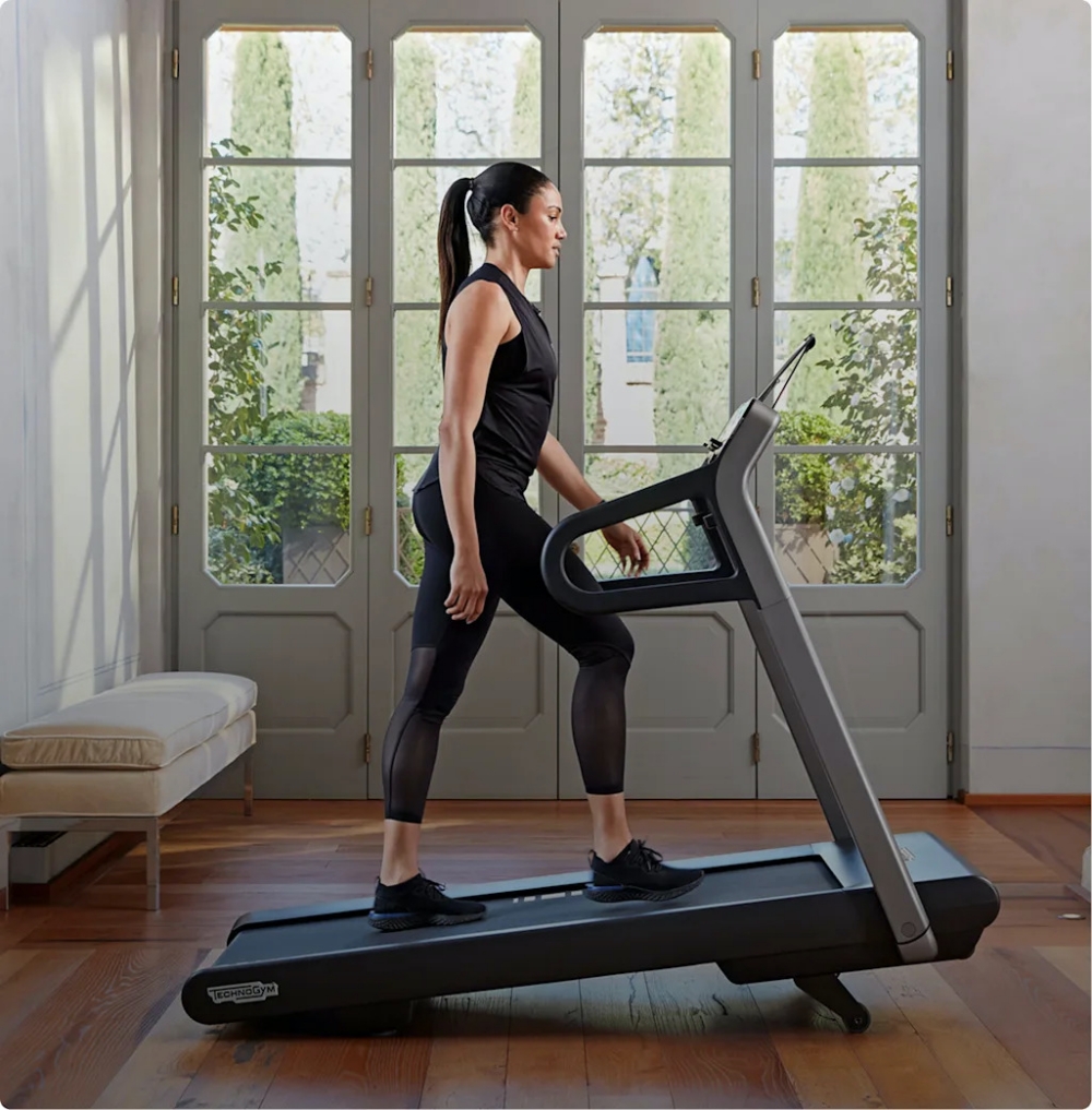 Đi bộ nhanh lên dốc trên máy