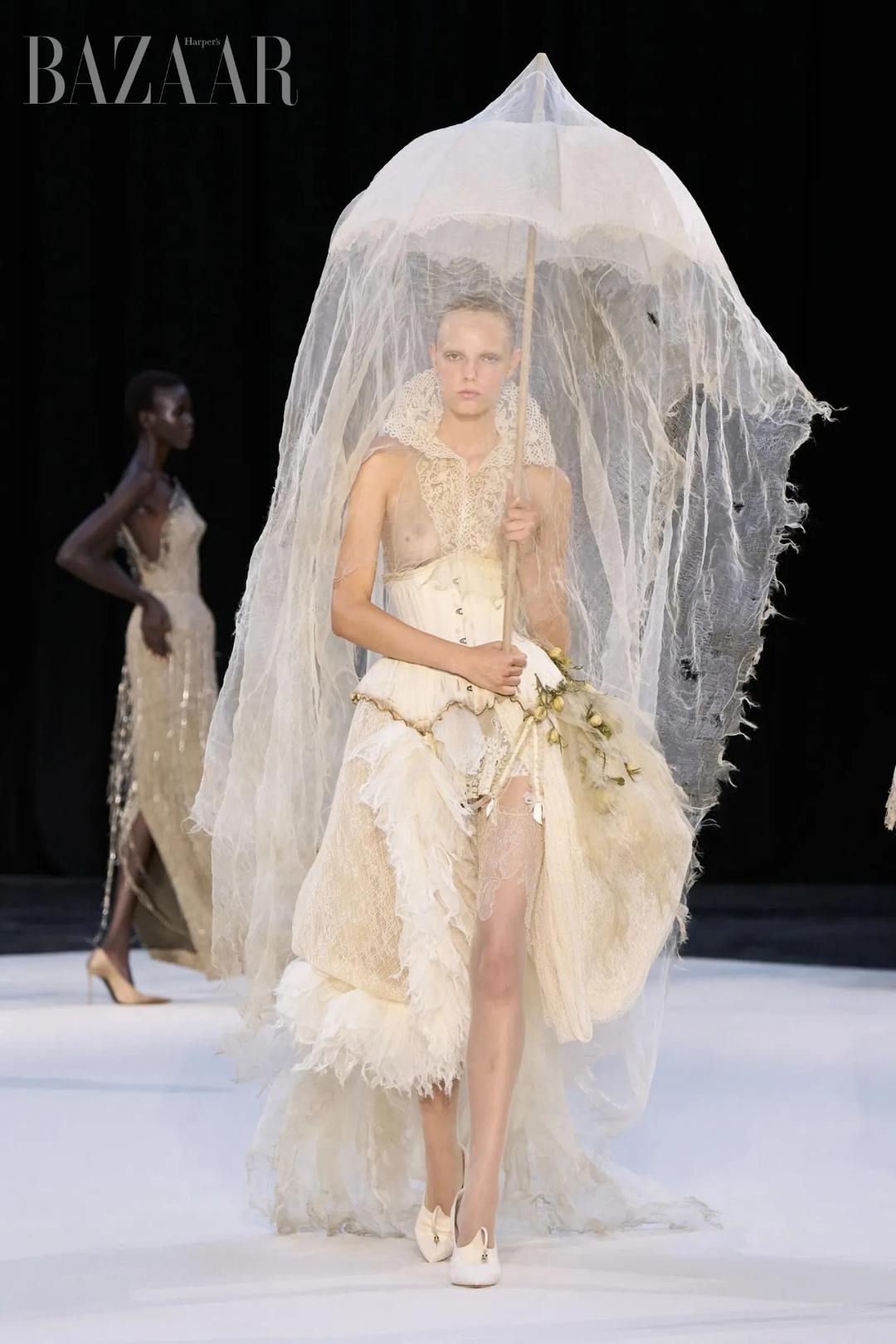 BZVN-VAY-CUOI-TREN-SAN-DIEN-HAUTE-COUTURE-THU-DONG-2026-ASHI-STUDIO