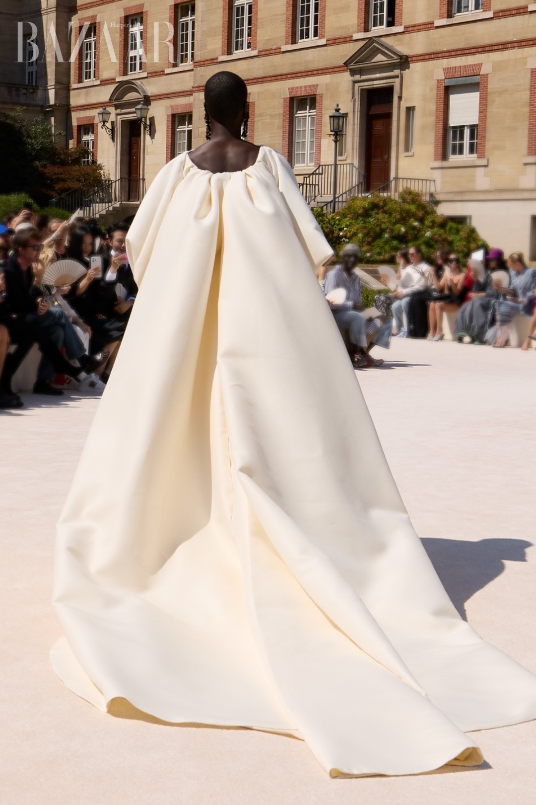 BZVN-VAY-CUOI-TREN-SAN-DIEN-HAUTE-COUTURE-THU-DONG-2026-BALENCIAGA (1)