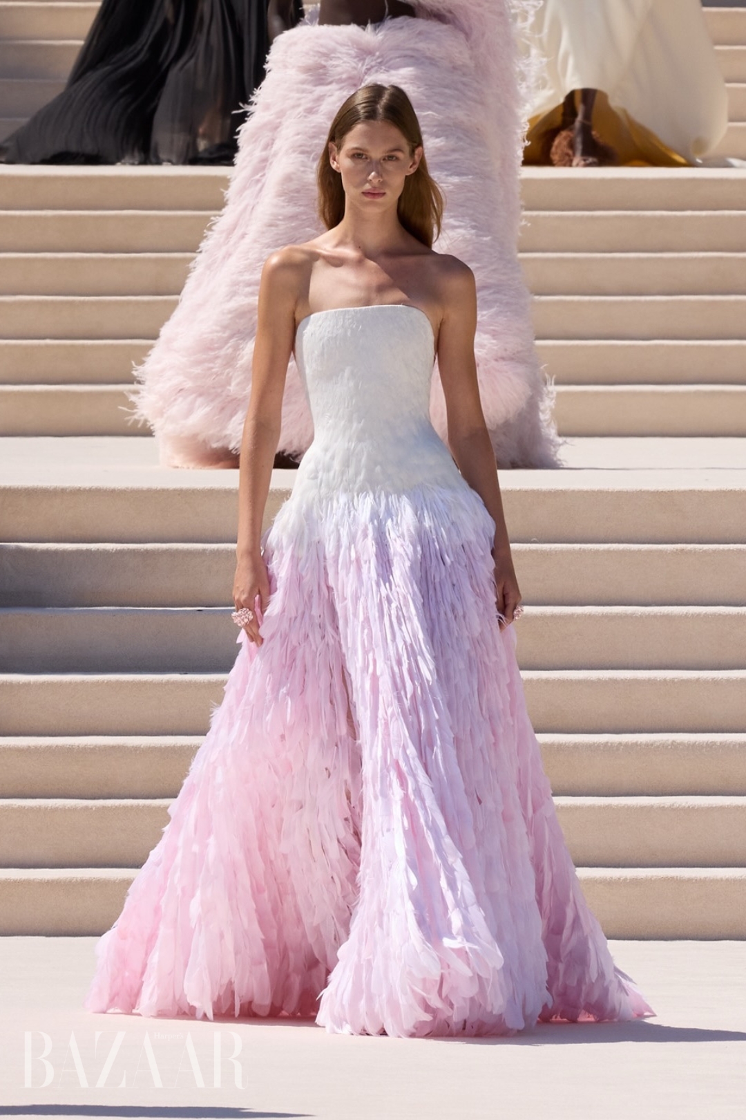 BZVN-VAY-CUOI-TREN-SAN-DIEN-HAUTE-COUTURE-THU-DONG-2026-BALENCIAGA (2)