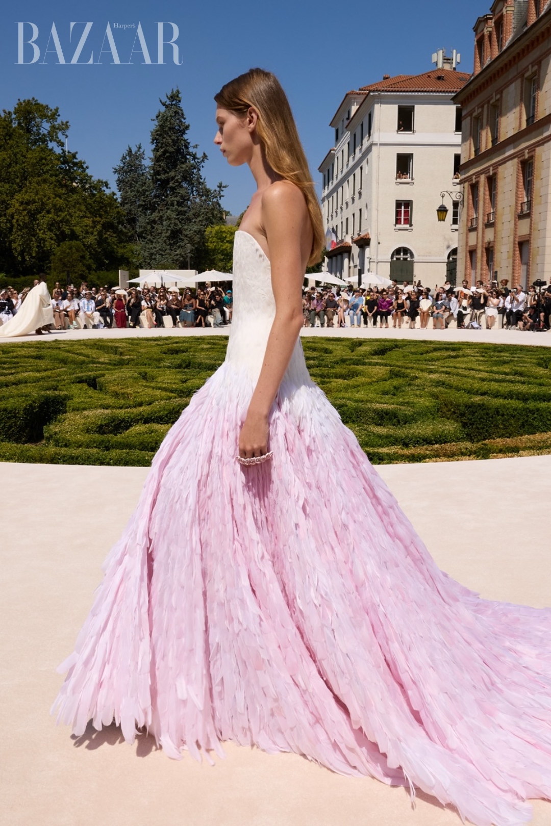 BZVN-VAY-CUOI-TREN-SAN-DIEN-HAUTE-COUTURE-THU-DONG-2026-BALENCIAGA (3)