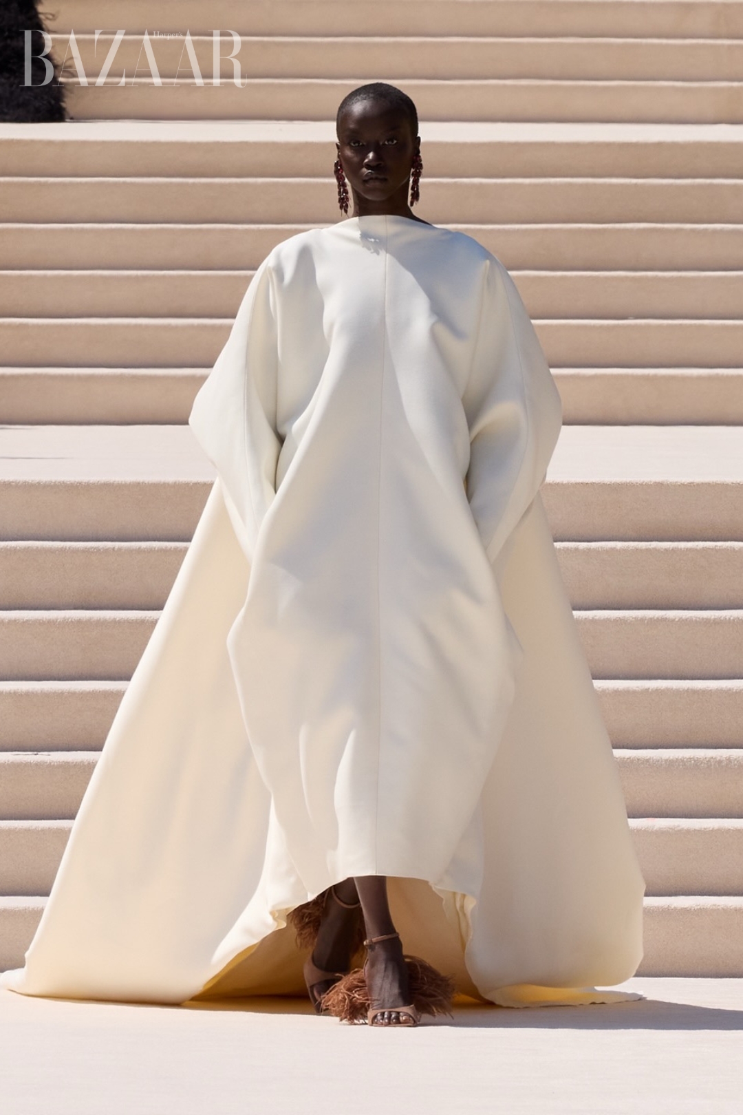 BZVN-VAY-CUOI-TREN-SAN-DIEN-HAUTE-COUTURE-THU-DONG-2026-BALENCIAGA (4)