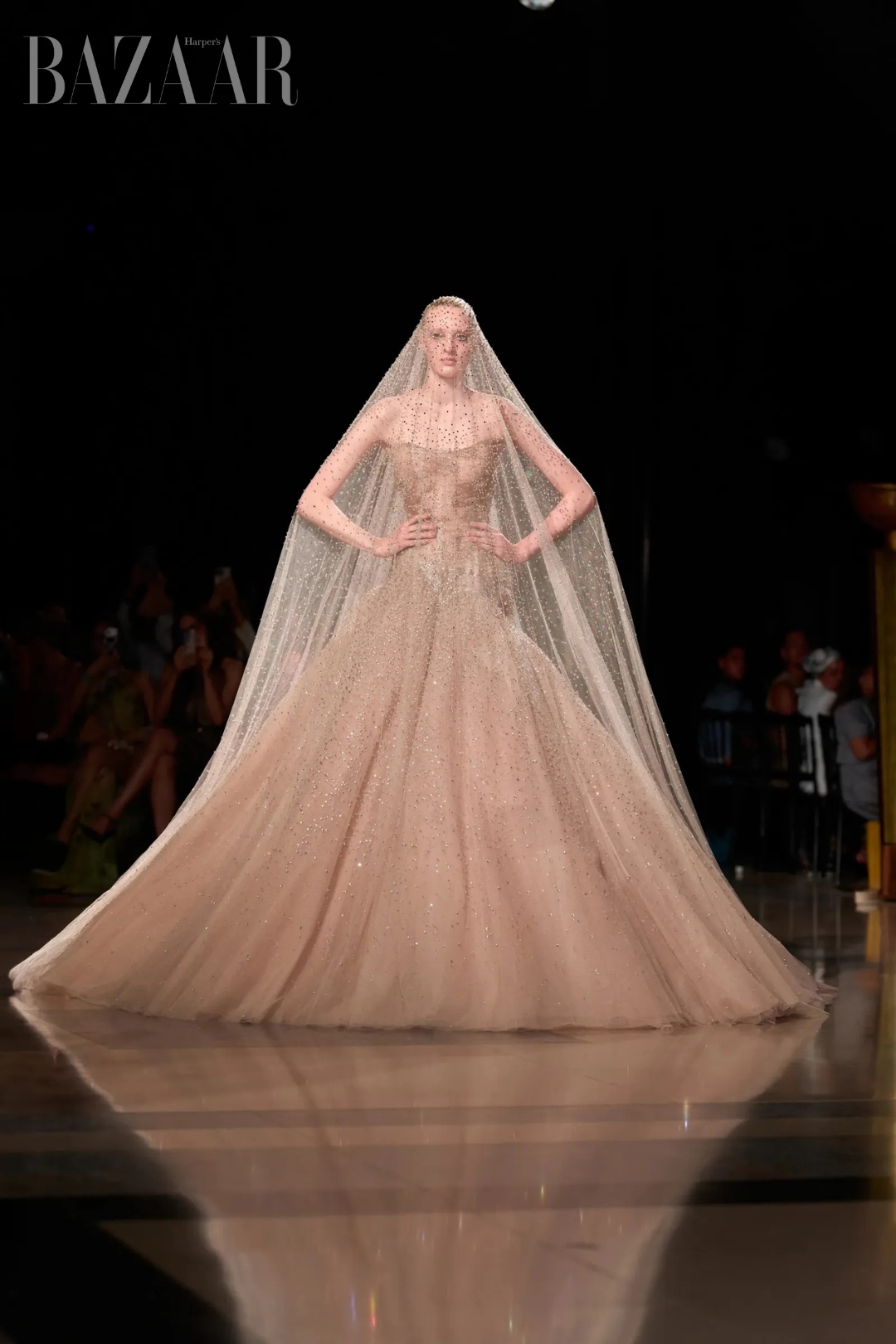BZVN-VAY-CUOI-TREN-SAN-DIEN-HAUTE-COUTURE-THU-DONG-2026-ELIE-SAAB