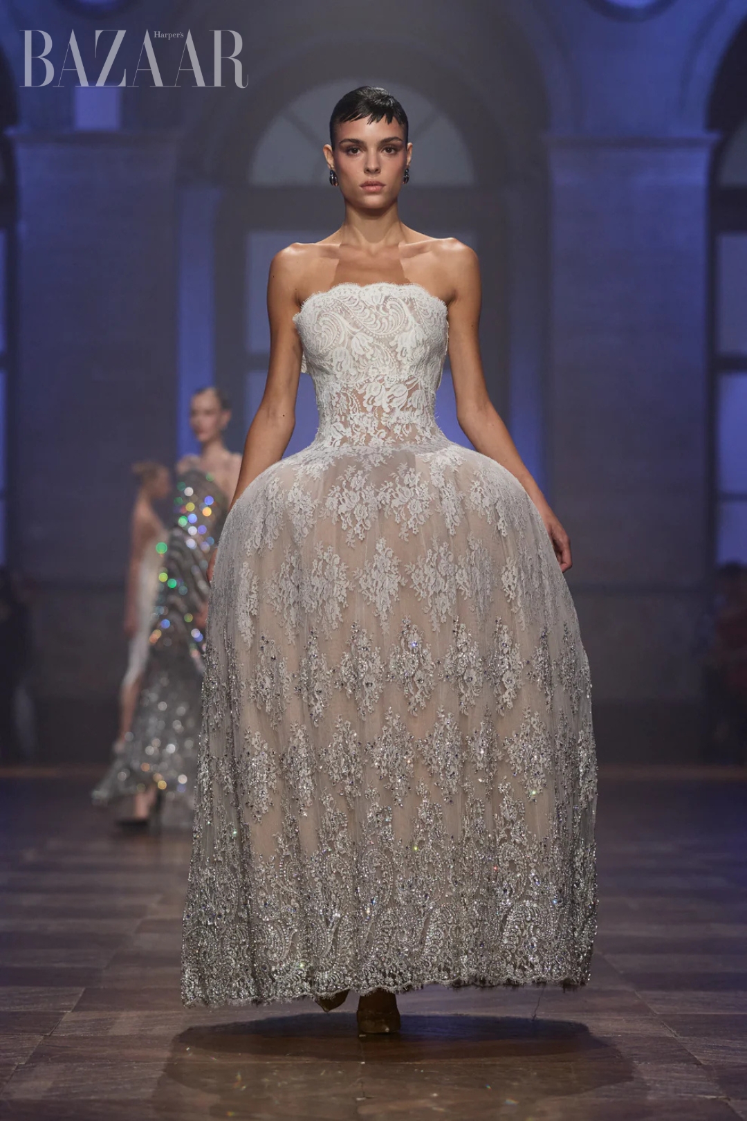 BZVN-VAY-CUOI-TREN-SAN-DIEN-HAUTE-COUTURE-THU-DONG-2026-GEORGES-HOBEIKA (2)