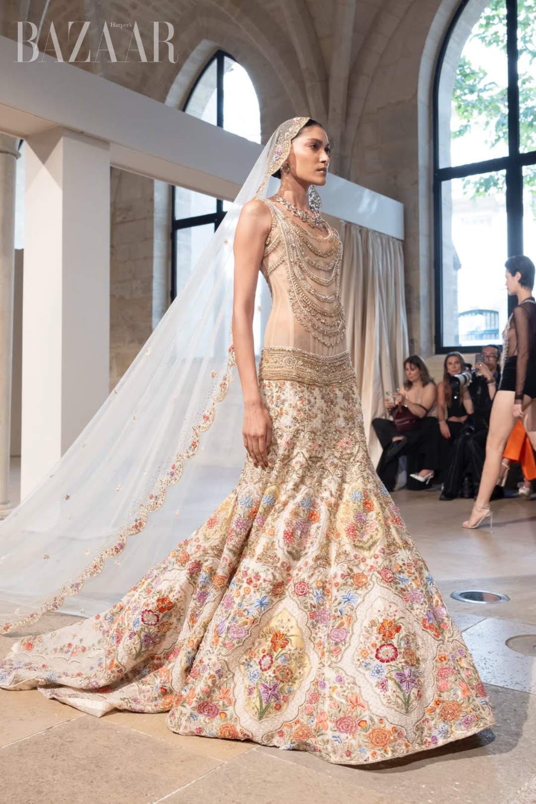 BZVN-VAY-CUOI-TREN-SAN-DIEN-HAUTE-COUTURE-THU-DONG-2026-RAHUL-MISHRA (1)