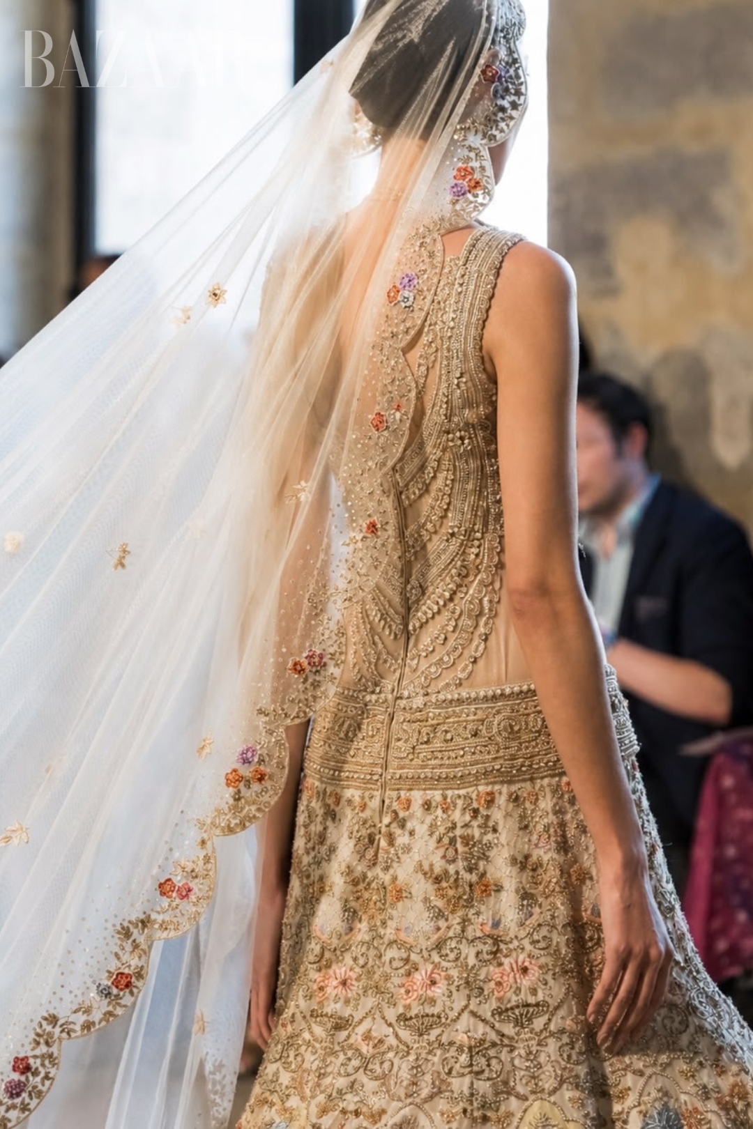 BZVN-VAY-CUOI-TREN-SAN-DIEN-HAUTE-COUTURE-THU-DONG-2026-RAHUL-MISHRA (2)