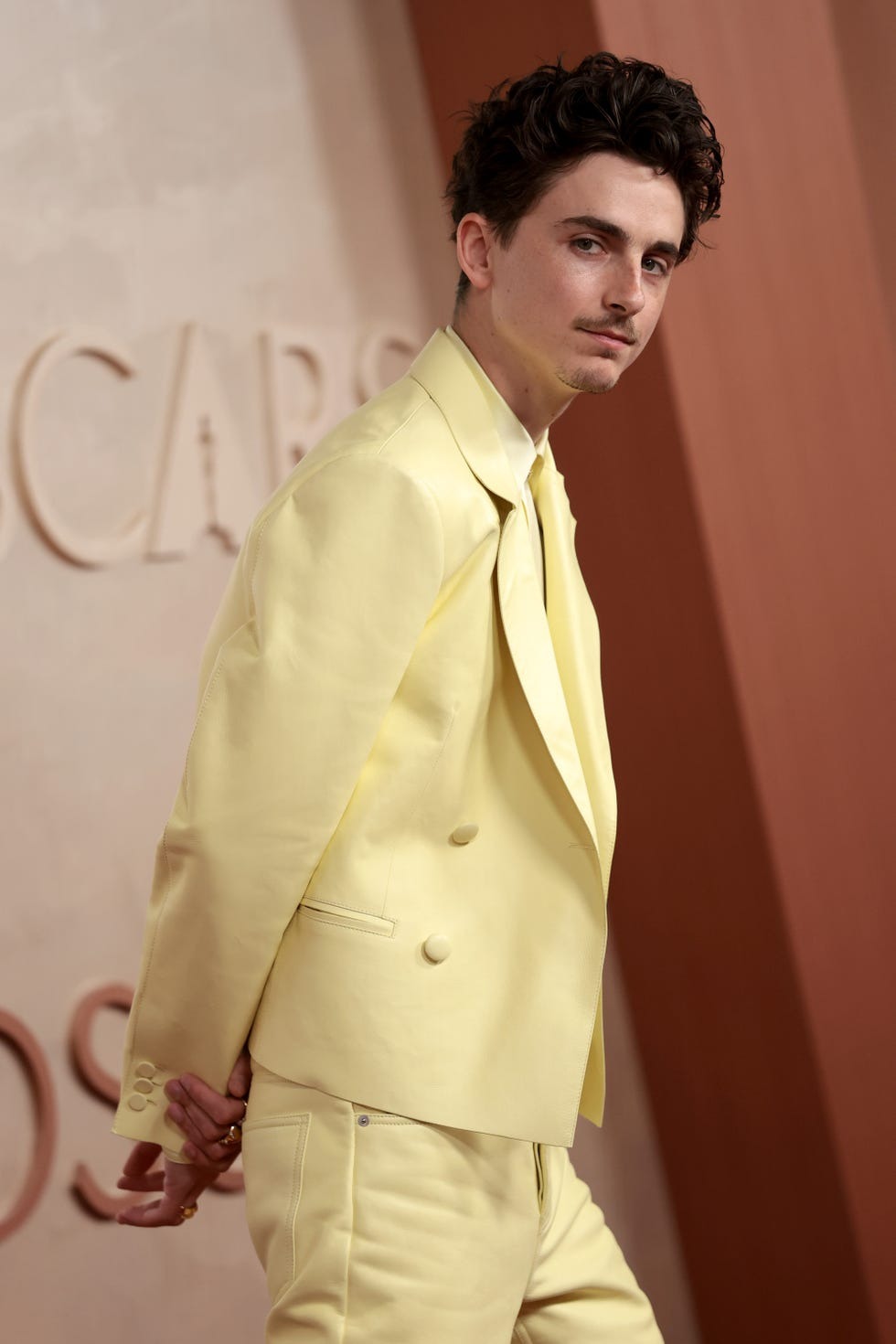 Butter Yellow: Vì sao xu hướng thời trang màu vàng bơ vẫn thịnh hành?插图1