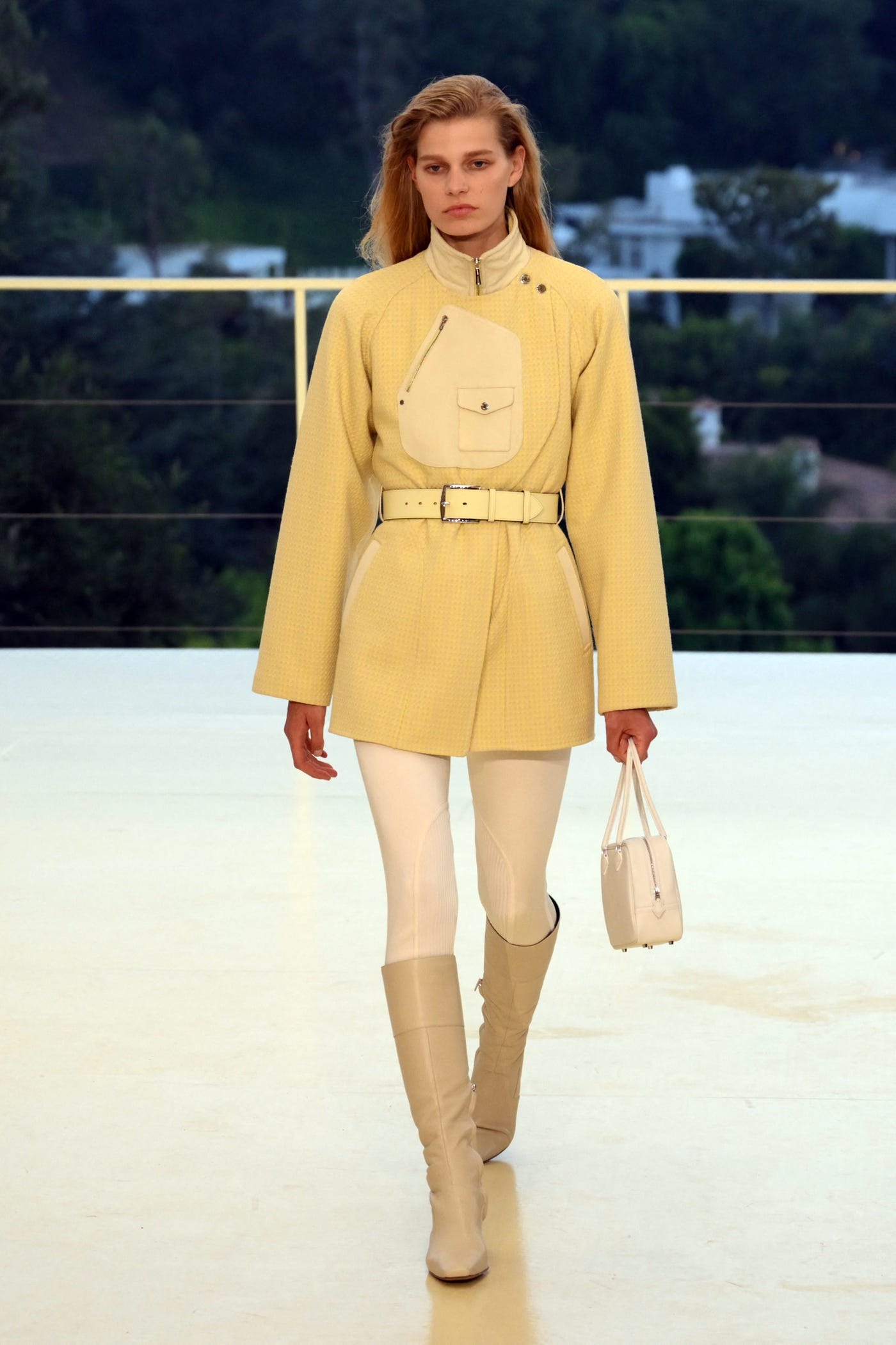 Butter Yellow: Vì sao xu hướng thời trang màu vàng bơ vẫn thịnh hành?插图6