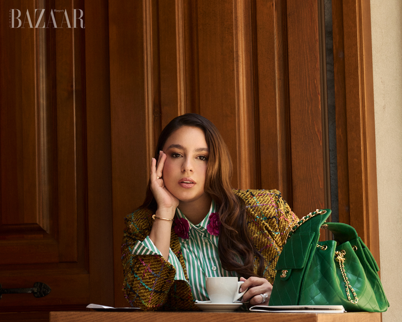 Nobody becomes a luxury concierge without learning how to carry a tray with grace插图2