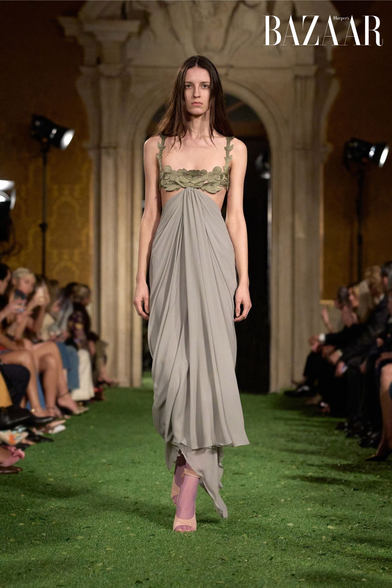 Zendaya diện Schiaparelli Haute Couture chỉ vài giờ sau khi bộ sưu tập ra mắt插图5