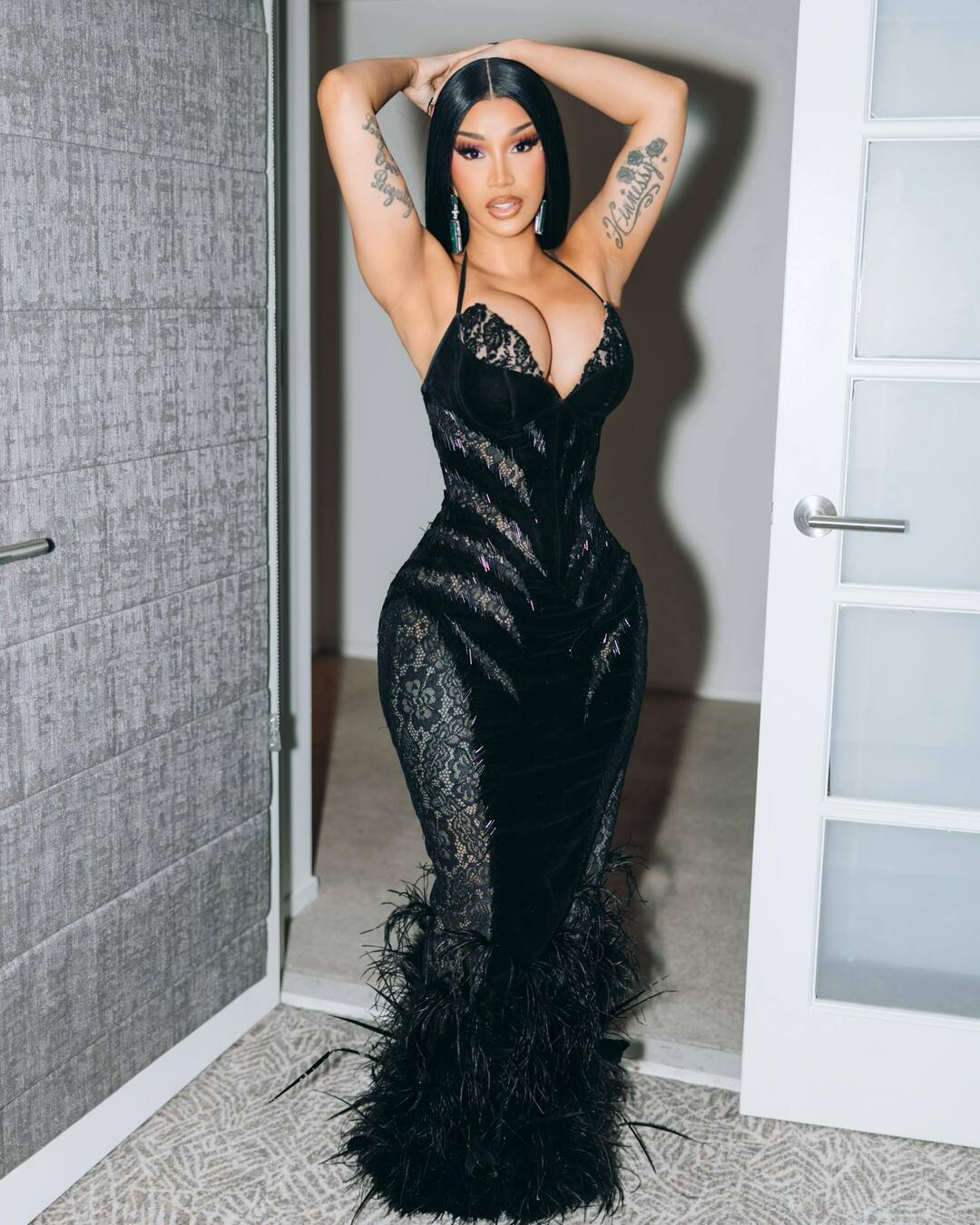 bzvn-cardi-b-mac-do-long-tai-bet-awards-202600001